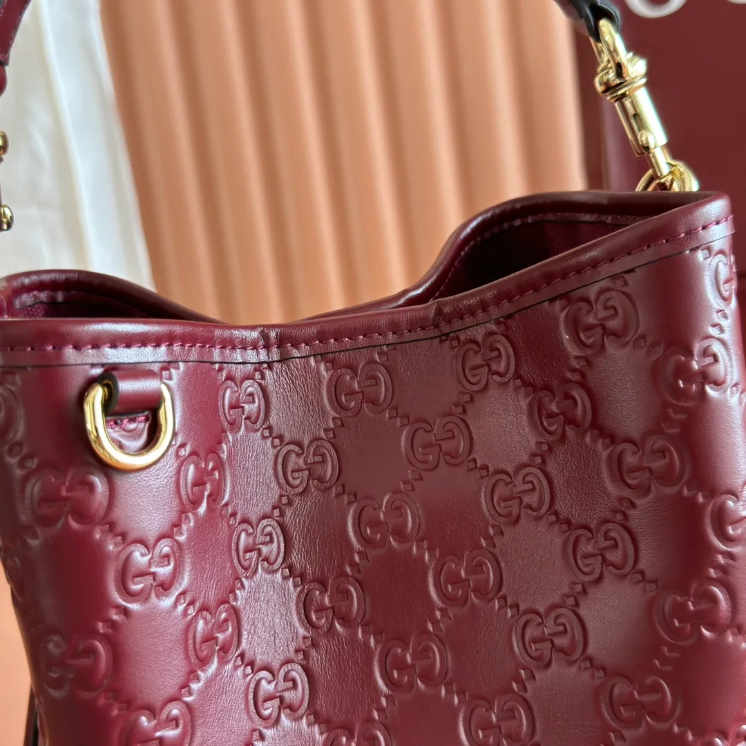 p1140. 💋💋💋 Comes with a full set of original counter packaging [New Product] 2025 Autumn and Winter Series, the GG Emblem series reinterprets the brand's timeless elegance and exquisite craftsmanship. Lined in tonal cotton, this practical bucket bag features an internal compartment. Anchor red printed embossed GG calf leather Light gold-toned lining Anchor red cotton lining Top handle with hook closure (height: 14 cm) Additional D-ring for attaching detachable items Interior: two compartments and a central snap-stud compartment Removable and adjustable calfskin leather shoulder strap (height: 52 cm - 57.5 cm; length: 107 cm - 114 cm) Magnetic snap closure Ident No.: 815118. Dimensions: 19cm (W) x 18cm (H) x 11cm (D) Weight: Approx. 0.45kg Color: Anchor red embossed. Made in Italy
