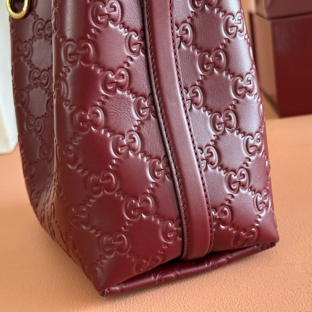 p1140. 💋💋💋 Comes with a full set of original counter packaging [New Product] 2025 Autumn and Winter Series, the GG Emblem series reinterprets the brand's timeless elegance and exquisite craftsmanship. Lined in tonal cotton, this practical bucket bag features an internal compartment. Anchor red printed embossed GG calf leather Light gold-toned lining Anchor red cotton lining Top handle with hook closure (height: 14 cm) Additional D-ring for attaching detachable items Interior: two compartments and a central snap-stud compartment Removable and adjustable calfskin leather shoulder strap (height: 52 cm - 57.5 cm; length: 107 cm - 114 cm) Magnetic snap closure Ident No.: 815118. Dimensions: 19cm (W) x 18cm (H) x 11cm (D) Weight: Approx. 0.45kg Color: Anchor red embossed. Made in Italy