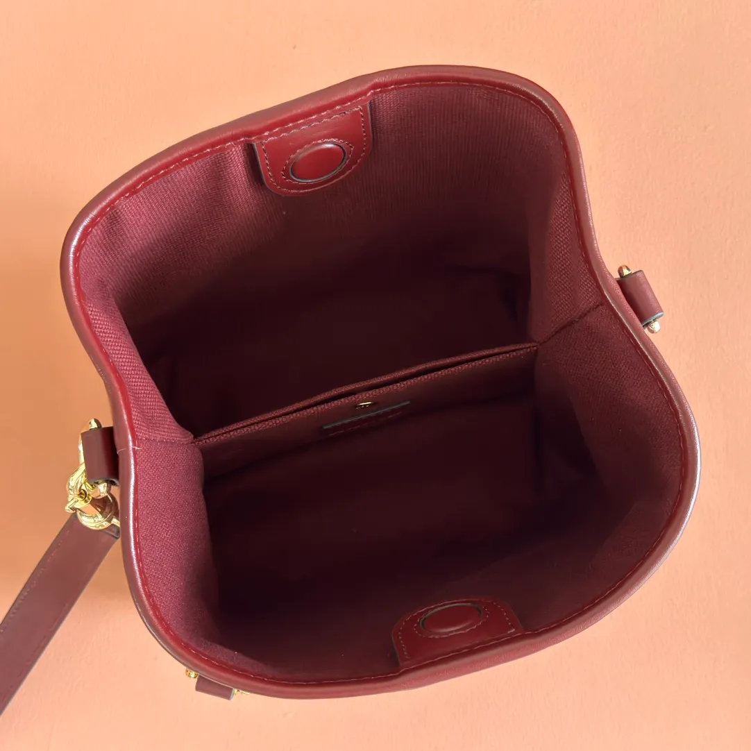 p1140. 💋💋💋 Comes with a full set of original counter packaging [New Product] 2025 Autumn and Winter Series, the GG Emblem series reinterprets the brand's timeless elegance and exquisite craftsmanship. Lined in tonal cotton, this practical bucket bag features an internal compartment. Anchor red printed embossed GG calf leather Light gold-toned lining Anchor red cotton lining Top handle with hook closure (height: 14 cm) Additional D-ring for attaching detachable items Interior: two compartments and a central snap-stud compartment Removable and adjustable calfskin leather shoulder strap (height: 52 cm - 57.5 cm; length: 107 cm - 114 cm) Magnetic snap closure Ident No.: 815118. Dimensions: 19cm (W) x 18cm (H) x 11cm (D) Weight: Approx. 0.45kg Color: Anchor red embossed. Made in Italy