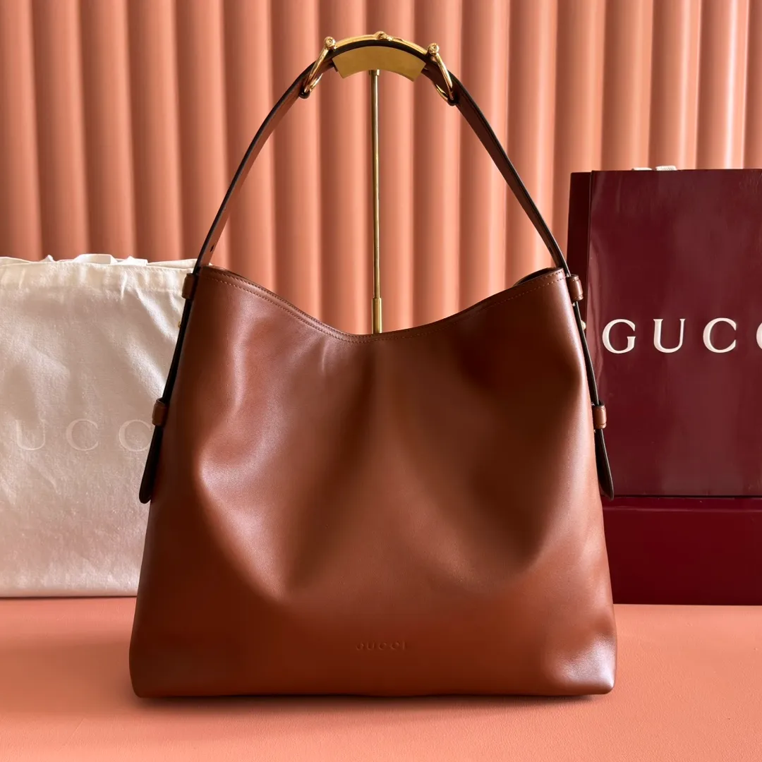 p1760💋💋💋【With full set of original counter gift bag packaging】2025 autumn and winter series, Gucci Beatrix series handbags are crafted from black cow leather material and equipped with iconic horsebit detail shoulder straps, adding brand connotation to the casual silhouette. Gold-toned accessories add a refined touch, and a zippered pocket inside keeps daily essentials secure. Combining elegant design with practical performance, it easily accommodates daily essentials. Black soft glossy calf leather Gold-tone hardware Black cotton and linen blend lining Horsebit detail on shoulder strap Interior: Zip pocket Adjustable shoulder strap Height: 26cm - 33cm; Length: 94cm Ident: 850546. Dimensions: 40cm (width) x 36cm (height) x 12cm (depth) Weight: approx. 1kg Color: brown full leather. Made in Italy