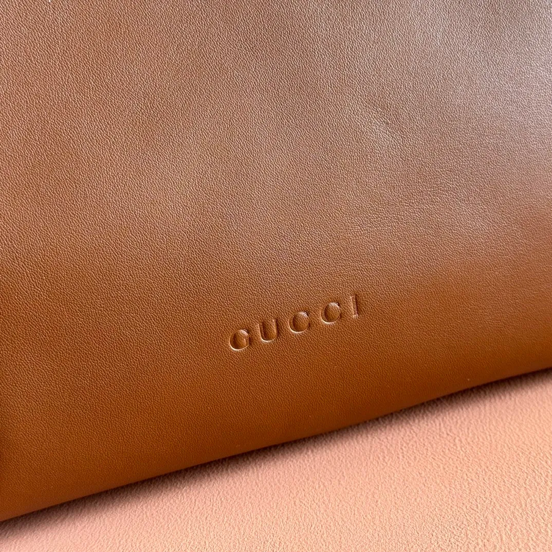 p1760💋💋💋【With full set of original counter gift bag packaging】2025 autumn and winter series, Gucci Beatrix series handbags are crafted from black cow leather material and equipped with iconic horsebit detail shoulder straps, adding brand connotation to the casual silhouette. Gold-toned accessories add a refined touch, and a zippered pocket inside keeps daily essentials secure. Combining elegant design with practical performance, it easily accommodates daily essentials. Black soft glossy calf leather Gold-tone hardware Black cotton and linen blend lining Horsebit detail on shoulder strap Interior: Zip pocket Adjustable shoulder strap Height: 26cm - 33cm; Length: 94cm Ident: 850546. Dimensions: 40cm (width) x 36cm (height) x 12cm (depth) Weight: approx. 1kg Color: brown full leather. Made in Italy