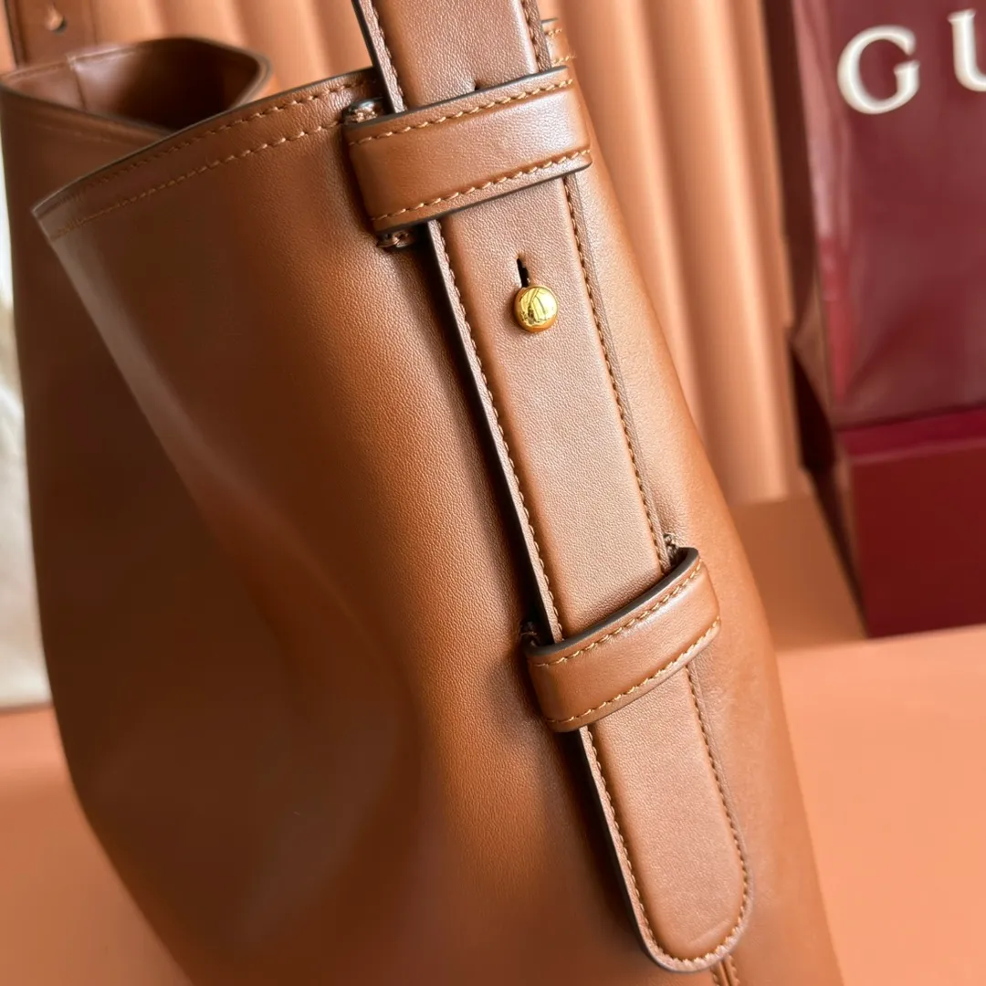 p1760💋💋💋【With full set of original counter gift bag packaging】2025 autumn and winter series, Gucci Beatrix series handbags are crafted from black cow leather material and equipped with iconic horsebit detail shoulder straps, adding brand connotation to the casual silhouette. Gold-toned accessories add a refined touch, and a zippered pocket inside keeps daily essentials secure. Combining elegant design with practical performance, it easily accommodates daily essentials. Black soft glossy calf leather Gold-tone hardware Black cotton and linen blend lining Horsebit detail on shoulder strap Interior: Zip pocket Adjustable shoulder strap Height: 26cm - 33cm; Length: 94cm Ident: 850546. Dimensions: 40cm (width) x 36cm (height) x 12cm (depth) Weight: approx. 1kg Color: brown full leather. Made in Italy