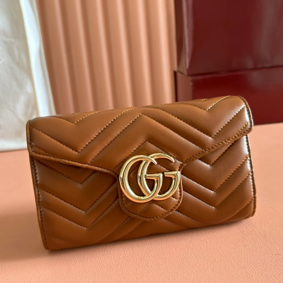 p760. 💋💋💋"With full set of original counter packaging" [New product] This GG Marmont series chain wallet is crafted with Matelassé cow leather. The series' iconic double G accessories make the entire design fuller. Black quilted V-shaped calfskin Leather Light gold-tone hardware Black taffeta lining Double G Interior: six card compartments, one zip pocket and one flap pocket Chain shoulder strap (60 cm high) Press-button closure Ident.: 837745. Dimensions: 20cm (width) x 12cm (height) x 4cm (depth) Weight: approx. 357g