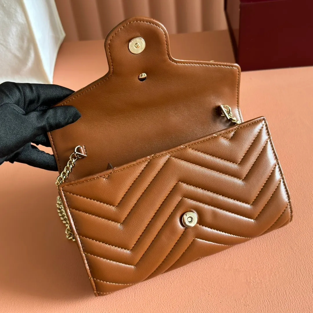 p760. 💋💋💋"With full set of original counter packaging" [New product] This GG Marmont series chain wallet is crafted with Matelassé cow leather. The series' iconic double G accessories make the entire design fuller. Black quilted V-shaped calfskin Leather Light gold-tone hardware Black taffeta lining Double G Interior: six card compartments, one zip pocket and one flap pocket Chain shoulder strap (60 cm high) Press-button closure Ident.: 837745. Dimensions: 20cm (width) x 12cm (height) x 4cm (depth) Weight: approx. 357g