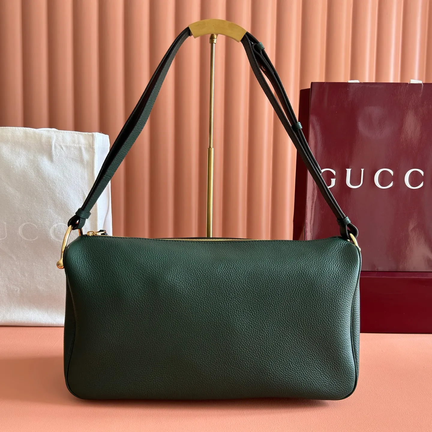 p1340💋💋💋【With full set of original counter packaging】The Gucci Half Horsebit series is newly presented, reinterpreting one of the brand's most iconic elements in a modern style. The collection cleverly combines relaxed silhouettes with the iconic half-horsebit hardware, which gives rise to its name. Brown grained soft leather Gold-tone hardware Brown cotton and linen blend lining Half horsebit closure Interior: One open pocket Adjustable cowhide leather shoulder strap (height: 33cm - 38cm) Zip closure Ident number: 862530. Dimensions: 38cm (width) x 20cm (height) x 15cm (depth) Weight: approx. 0.95kg Color: black/full leather.