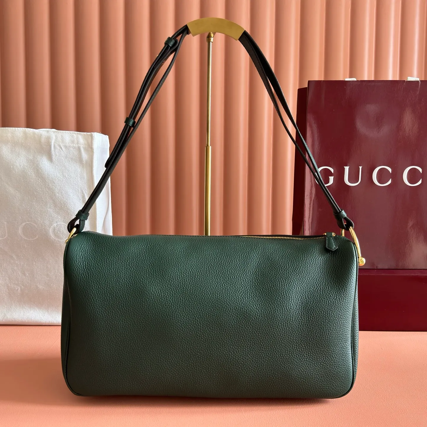 p1340💋💋💋【With full set of original counter packaging】The Gucci Half Horsebit series is newly presented, reinterpreting one of the brand's most iconic elements in a modern style. The collection cleverly combines relaxed silhouettes with the iconic half-horsebit hardware, which gives rise to its name. Brown grained soft leather Gold-tone hardware Brown cotton and linen blend lining Half horsebit closure Interior: One open pocket Adjustable cowhide leather shoulder strap (height: 33cm - 38cm) Zip closure Ident number: 862530. Dimensions: 38cm (width) x 20cm (height) x 15cm (depth) Weight: approx. 0.95kg Color: black/full leather.