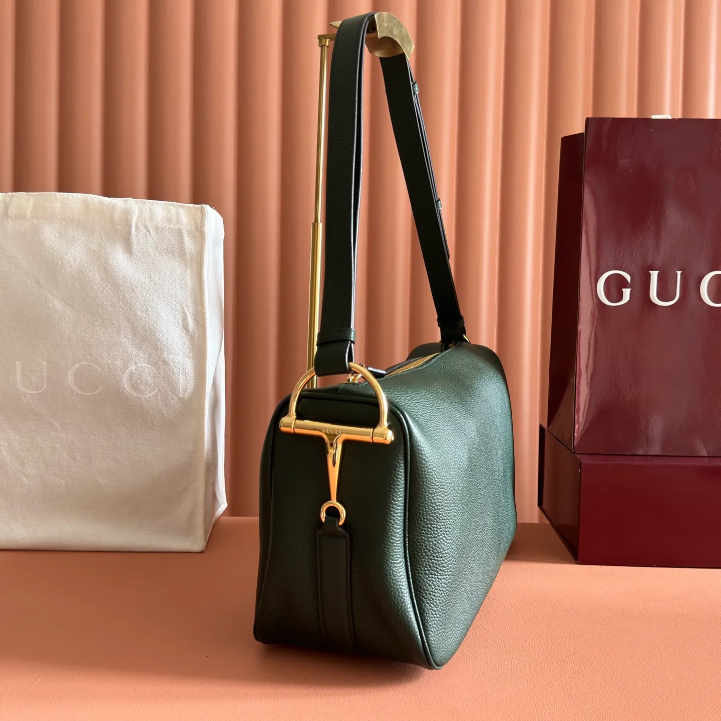 p1340💋💋💋【With full set of original counter packaging】The Gucci Half Horsebit series is newly presented, reinterpreting one of the brand's most iconic elements in a modern style. The collection cleverly combines relaxed silhouettes with the iconic half-horsebit hardware, which gives rise to its name. Brown grained soft leather Gold-tone hardware Brown cotton and linen blend lining Half horsebit closure Interior: One open pocket Adjustable cowhide leather shoulder strap (height: 33cm - 38cm) Zip closure Ident number: 862530. Dimensions: 38cm (width) x 20cm (height) x 15cm (depth) Weight: approx. 0.95kg Color: black/full leather.