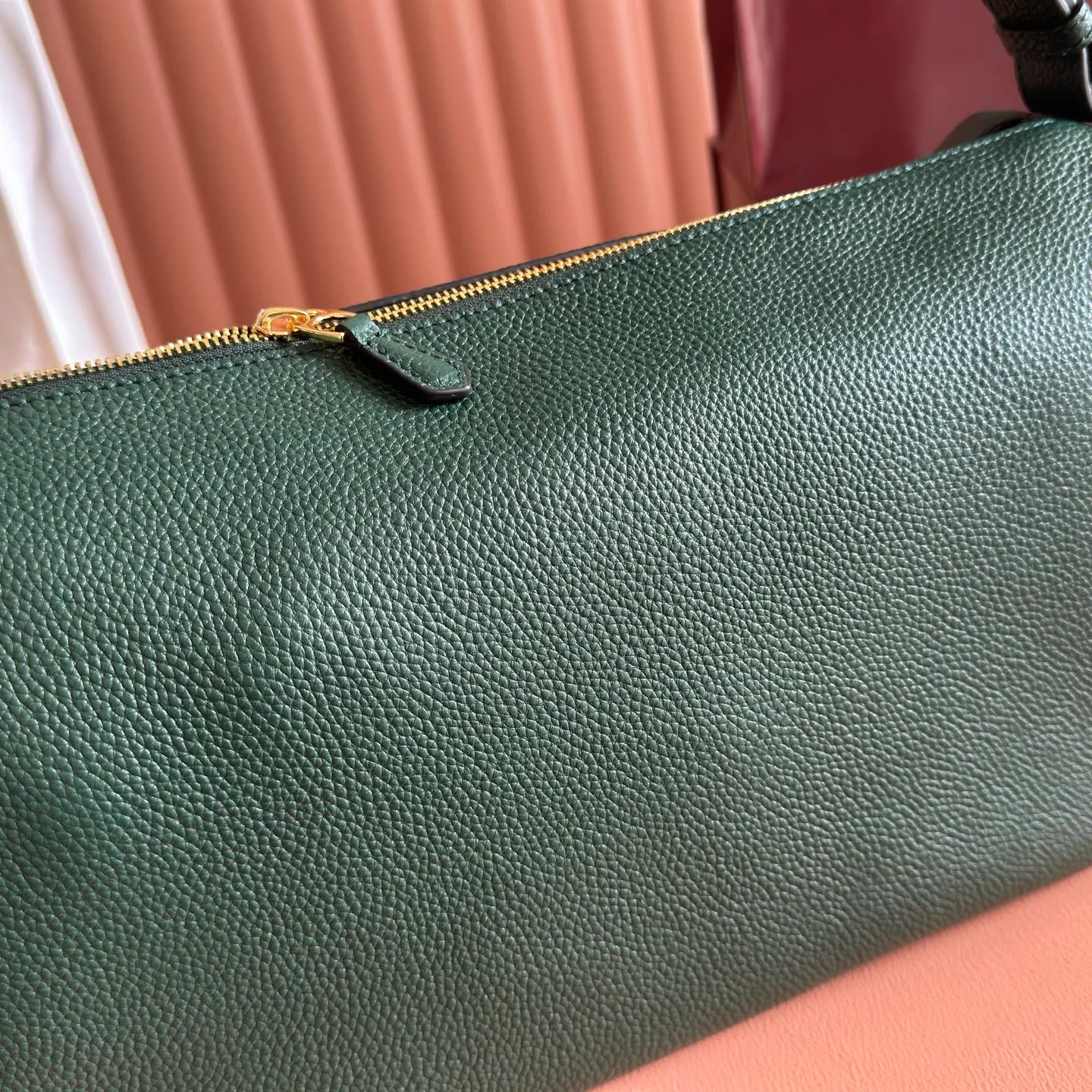p1340💋💋💋【With full set of original counter packaging】The Gucci Half Horsebit series is newly presented, reinterpreting one of the brand's most iconic elements in a modern style. The collection cleverly combines relaxed silhouettes with the iconic half-horsebit hardware, which gives rise to its name. Brown grained soft leather Gold-tone hardware Brown cotton and linen blend lining Half horsebit closure Interior: One open pocket Adjustable cowhide leather shoulder strap (height: 33cm - 38cm) Zip closure Ident number: 862530. Dimensions: 38cm (width) x 20cm (height) x 15cm (depth) Weight: approx. 0.95kg Color: black/full leather.