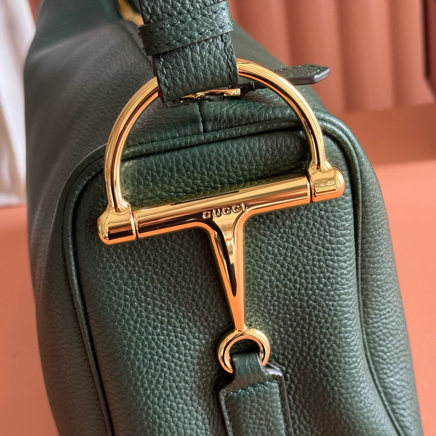p1340💋💋💋【With full set of original counter packaging】The Gucci Half Horsebit series is newly presented, reinterpreting one of the brand's most iconic elements in a modern style. The collection cleverly combines relaxed silhouettes with the iconic half-horsebit hardware, which gives rise to its name. Brown grained soft leather Gold-tone hardware Brown cotton and linen blend lining Half horsebit closure Interior: One open pocket Adjustable cowhide leather shoulder strap (height: 33cm - 38cm) Zip closure Ident number: 862530. Dimensions: 38cm (width) x 20cm (height) x 15cm (depth) Weight: approx. 0.95kg Color: black/full leather.