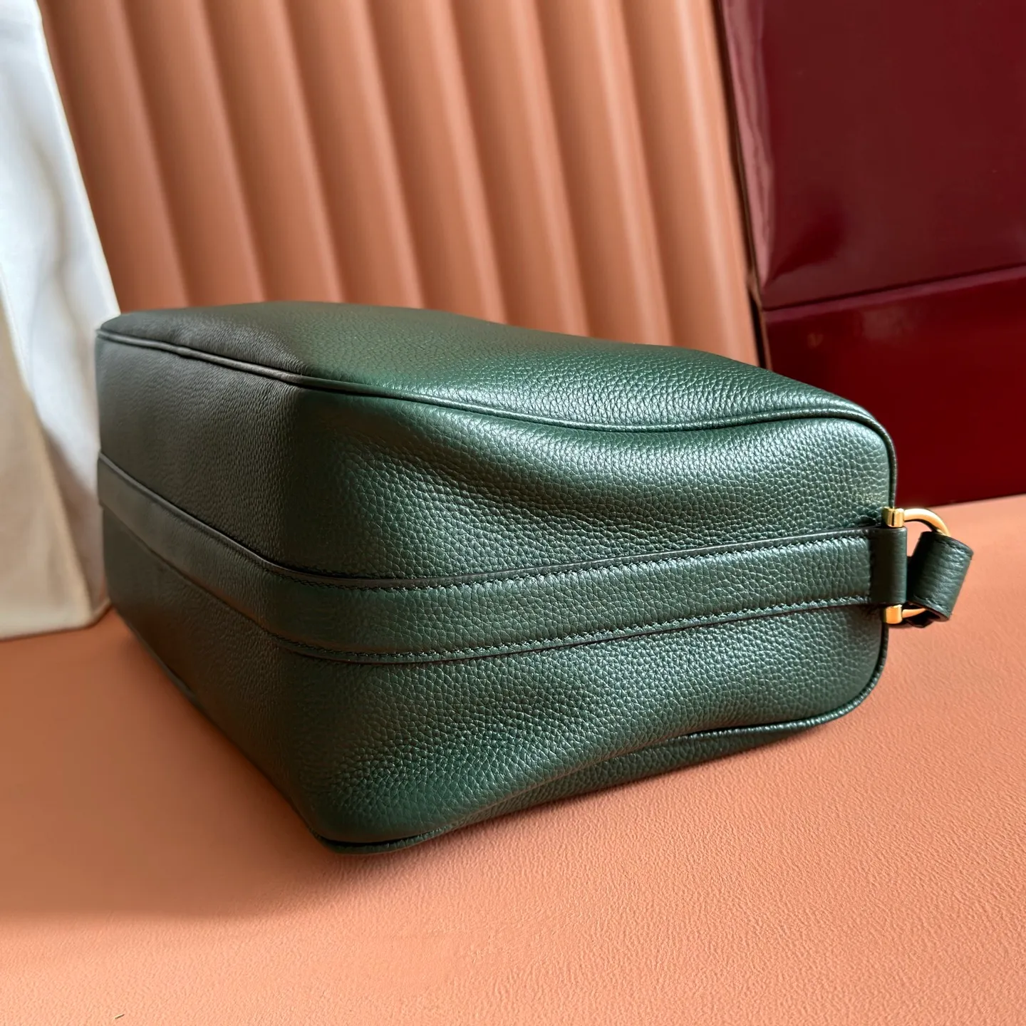 p1340💋💋💋【With full set of original counter packaging】The Gucci Half Horsebit series is newly presented, reinterpreting one of the brand's most iconic elements in a modern style. The collection cleverly combines relaxed silhouettes with the iconic half-horsebit hardware, which gives rise to its name. Brown grained soft leather Gold-tone hardware Brown cotton and linen blend lining Half horsebit closure Interior: One open pocket Adjustable cowhide leather shoulder strap (height: 33cm - 38cm) Zip closure Ident number: 862530. Dimensions: 38cm (width) x 20cm (height) x 15cm (depth) Weight: approx. 0.95kg Color: black/full leather.