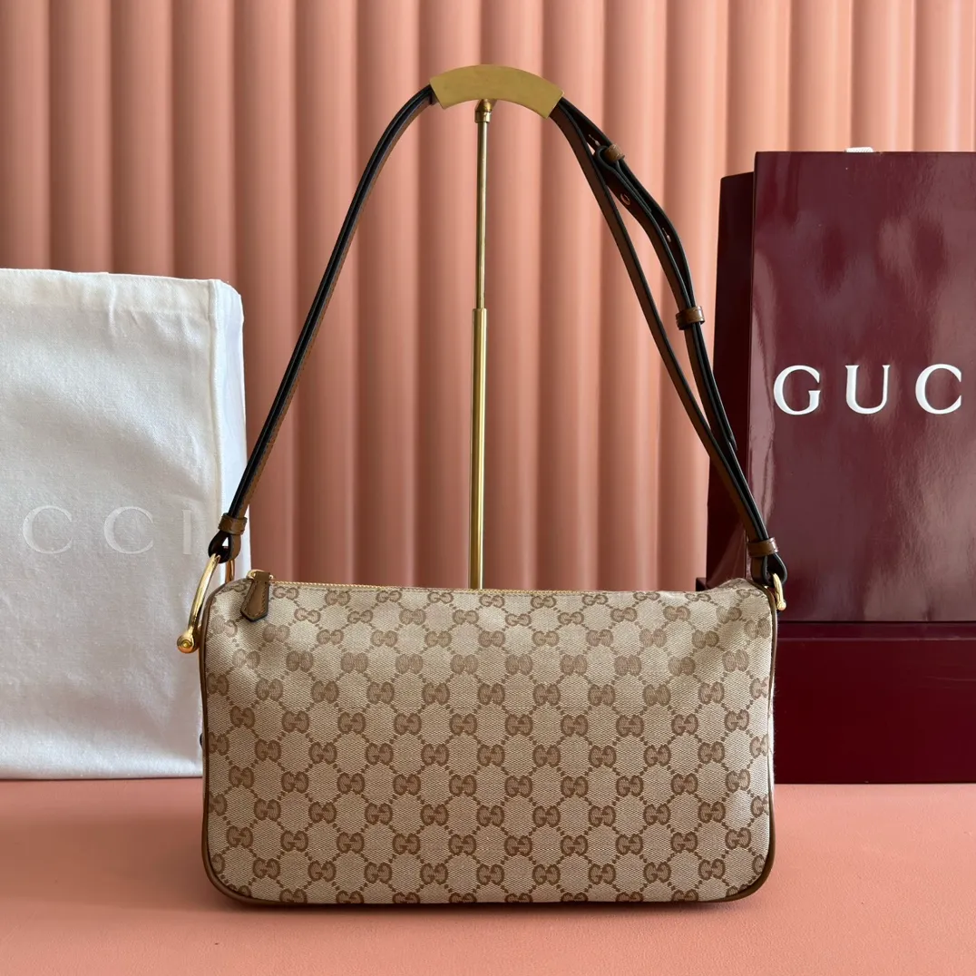 p1100💋💋💋【Original configuration and full counter packaging】Renewedly presents the Gucci Half Horsebit series, reinterpreting one of the brand's most iconic elements in a modern style. The collection cleverly combines relaxed silhouettes with the iconic half-horsebit hardware, which gives rise to its name. Ivory grained soft leather Gold-tone hardware White linen-cotton blend lining Half horsebit closure Interior: One open pocket Adjustable cowhide leather shoulder strap (height: 32cm - 34cm; length: 66cm - 73cm) Zip closure Ident: 860787. Dimensions: 31.5cm (width) x 17cm (height) x 12cm (depth) Weight: approx. 0.7kg