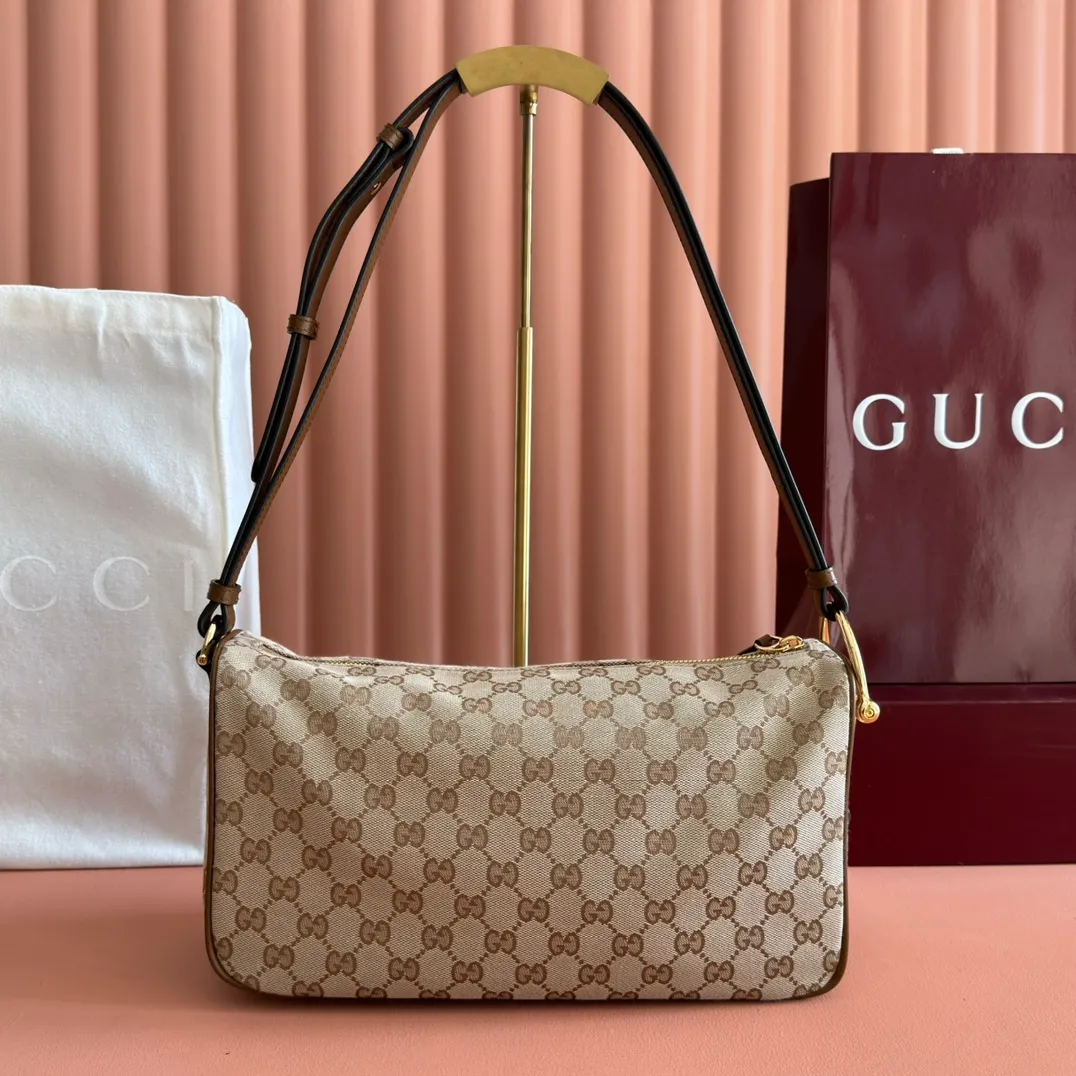 p1100💋💋💋【Original configuration and full counter packaging】Renewedly presents the Gucci Half Horsebit series, reinterpreting one of the brand's most iconic elements in a modern style. The collection cleverly combines relaxed silhouettes with the iconic half-horsebit hardware, which gives rise to its name. Ivory grained soft leather Gold-tone hardware White linen-cotton blend lining Half horsebit closure Interior: One open pocket Adjustable cowhide leather shoulder strap (height: 32cm - 34cm; length: 66cm - 73cm) Zip closure Ident: 860787. Dimensions: 31.5cm (width) x 17cm (height) x 12cm (depth) Weight: approx. 0.7kg
