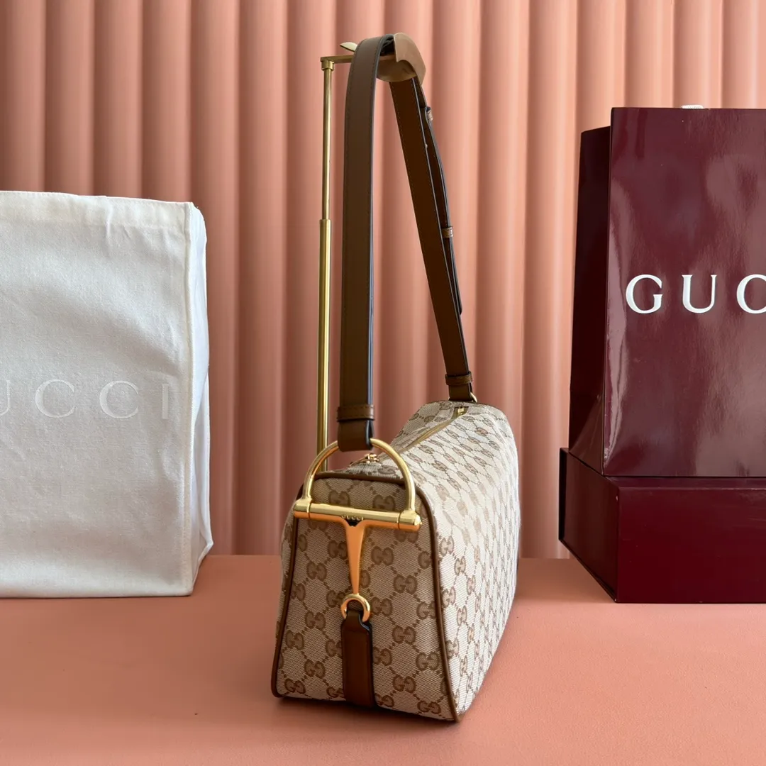 p1100💋💋💋【Original configuration and full counter packaging】Renewedly presents the Gucci Half Horsebit series, reinterpreting one of the brand's most iconic elements in a modern style. The collection cleverly combines relaxed silhouettes with the iconic half-horsebit hardware, which gives rise to its name. Ivory grained soft leather Gold-tone hardware White linen-cotton blend lining Half horsebit closure Interior: One open pocket Adjustable cowhide leather shoulder strap (height: 32cm - 34cm; length: 66cm - 73cm) Zip closure Ident: 860787. Dimensions: 31.5cm (width) x 17cm (height) x 12cm (depth) Weight: approx. 0.7kg