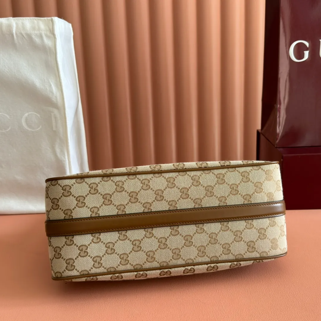 p1100💋💋💋【Original configuration and full counter packaging】Renewedly presents the Gucci Half Horsebit series, reinterpreting one of the brand's most iconic elements in a modern style. The collection cleverly combines relaxed silhouettes with the iconic half-horsebit hardware, which gives rise to its name. Ivory grained soft leather Gold-tone hardware White linen-cotton blend lining Half horsebit closure Interior: One open pocket Adjustable cowhide leather shoulder strap (height: 32cm - 34cm; length: 66cm - 73cm) Zip closure Ident: 860787. Dimensions: 31.5cm (width) x 17cm (height) x 12cm (depth) Weight: approx. 0.7kg