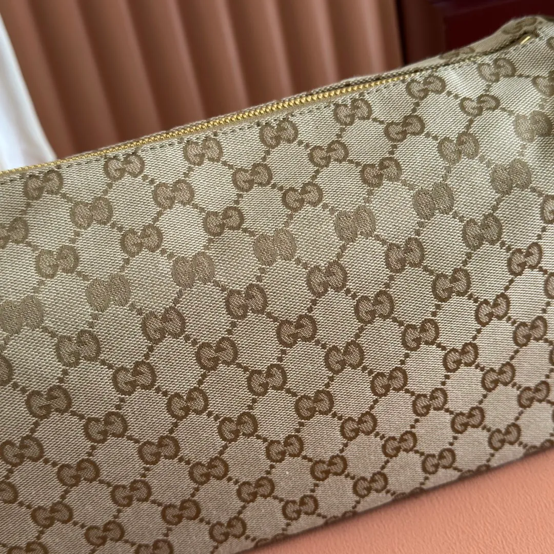 p1100💋💋💋【Original configuration and full counter packaging】Renewedly presents the Gucci Half Horsebit series, reinterpreting one of the brand's most iconic elements in a modern style. The collection cleverly combines relaxed silhouettes with the iconic half-horsebit hardware, which gives rise to its name. Ivory grained soft leather Gold-tone hardware White linen-cotton blend lining Half horsebit closure Interior: One open pocket Adjustable cowhide leather shoulder strap (height: 32cm - 34cm; length: 66cm - 73cm) Zip closure Ident: 860787. Dimensions: 31.5cm (width) x 17cm (height) x 12cm (depth) Weight: approx. 0.7kg
