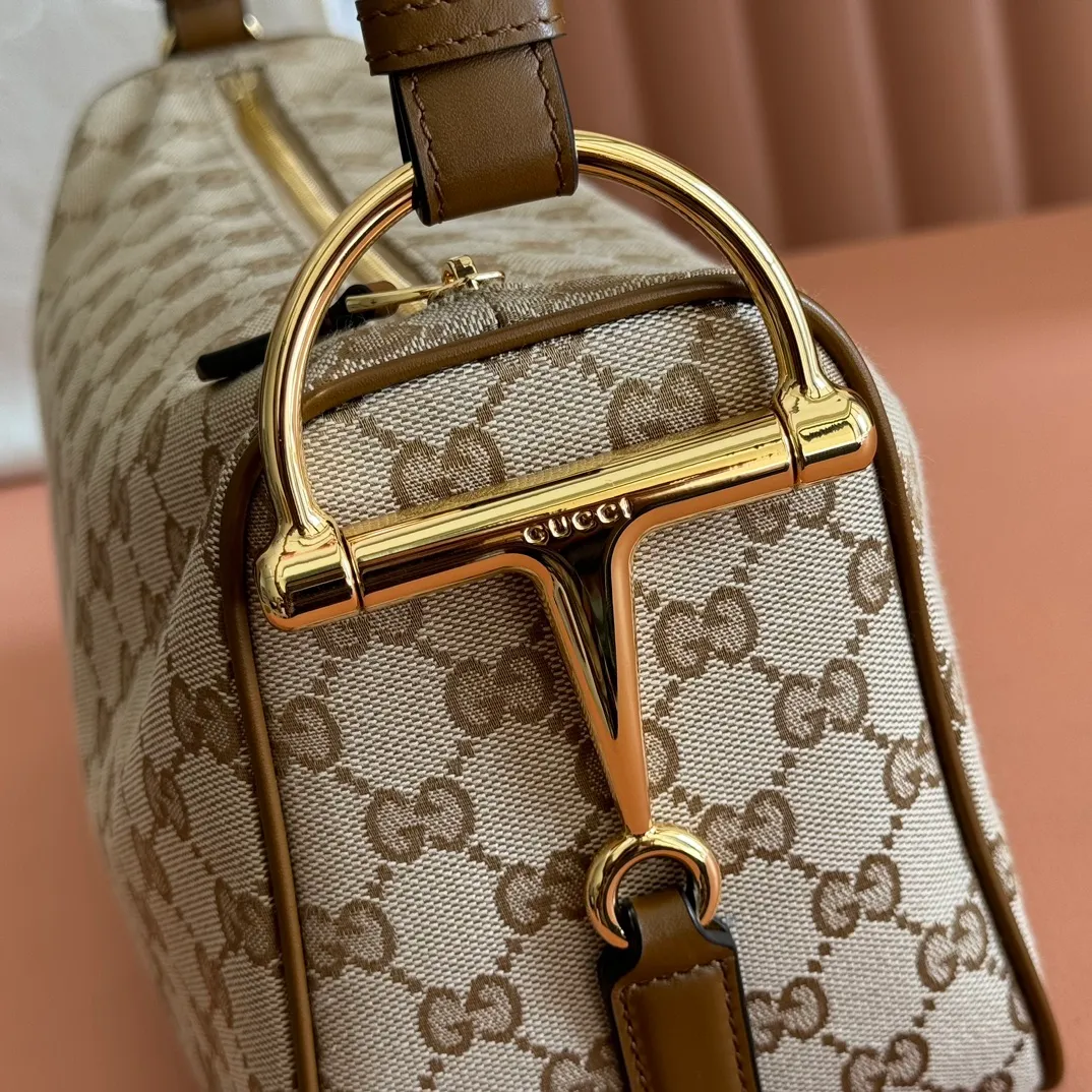 p1100💋💋💋【Original configuration and full counter packaging】Renewedly presents the Gucci Half Horsebit series, reinterpreting one of the brand's most iconic elements in a modern style. The collection cleverly combines relaxed silhouettes with the iconic half-horsebit hardware, which gives rise to its name. Ivory grained soft leather Gold-tone hardware White linen-cotton blend lining Half horsebit closure Interior: One open pocket Adjustable cowhide leather shoulder strap (height: 32cm - 34cm; length: 66cm - 73cm) Zip closure Ident: 860787. Dimensions: 31.5cm (width) x 17cm (height) x 12cm (depth) Weight: approx. 0.7kg