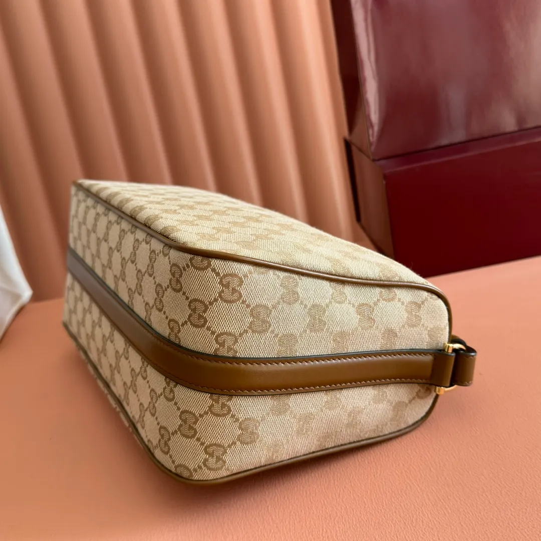 p1100💋💋💋【Original configuration and full counter packaging】Renewedly presents the Gucci Half Horsebit series, reinterpreting one of the brand's most iconic elements in a modern style. The collection cleverly combines relaxed silhouettes with the iconic half-horsebit hardware, which gives rise to its name. Ivory grained soft leather Gold-tone hardware White linen-cotton blend lining Half horsebit closure Interior: One open pocket Adjustable cowhide leather shoulder strap (height: 32cm - 34cm; length: 66cm - 73cm) Zip closure Ident: 860787. Dimensions: 31.5cm (width) x 17cm (height) x 12cm (depth) Weight: approx. 0.7kg