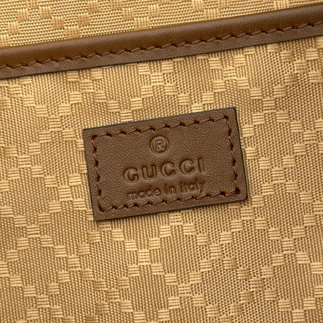 p1100💋💋💋【Original configuration and full counter packaging】Renewedly presents the Gucci Half Horsebit series, reinterpreting one of the brand's most iconic elements in a modern style. The collection cleverly combines relaxed silhouettes with the iconic half-horsebit hardware, which gives rise to its name. Ivory grained soft leather Gold-tone hardware White linen-cotton blend lining Half horsebit closure Interior: One open pocket Adjustable cowhide leather shoulder strap (height: 32cm - 34cm; length: 66cm - 73cm) Zip closure Ident: 860787. Dimensions: 31.5cm (width) x 17cm (height) x 12cm (depth) Weight: approx. 0.7kg