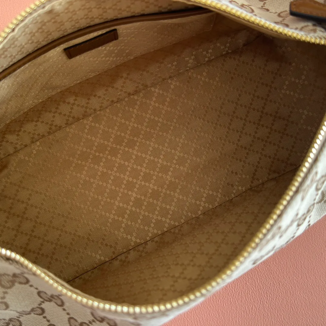p1100💋💋💋【Original configuration and full counter packaging】Renewedly presents the Gucci Half Horsebit series, reinterpreting one of the brand's most iconic elements in a modern style. The collection cleverly combines relaxed silhouettes with the iconic half-horsebit hardware, which gives rise to its name. Ivory grained soft leather Gold-tone hardware White linen-cotton blend lining Half horsebit closure Interior: One open pocket Adjustable cowhide leather shoulder strap (height: 32cm - 34cm; length: 66cm - 73cm) Zip closure Ident: 860787. Dimensions: 31.5cm (width) x 17cm (height) x 12cm (depth) Weight: approx. 0.7kg