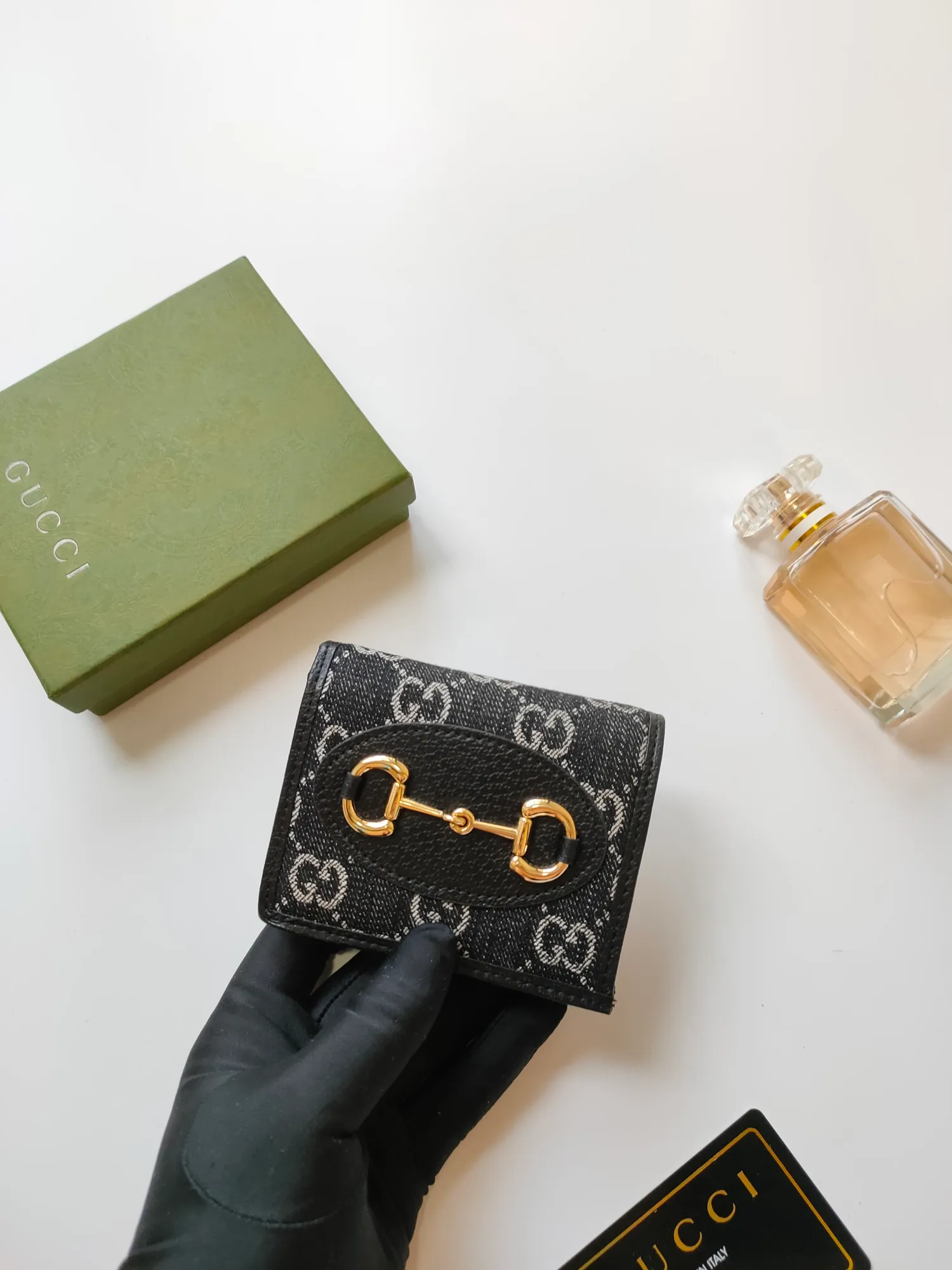 💰140💰This Gucci is made of GG Supreme high-grade artificial canvas and cowhide leather material 🐡🐡1955 Horsebit Card Holder This series adopts the same double ring and long strip design as the handbag 🐡🐡This detail is inspired by the brand’s equestrian origins 🐡🐡It is one of Gucci’s classic heritage🐡🐡It is also one of the brand’s most representative symbolic elements🐡🐡Model: 621887, size: width 11x height 8.5x side width 3cm