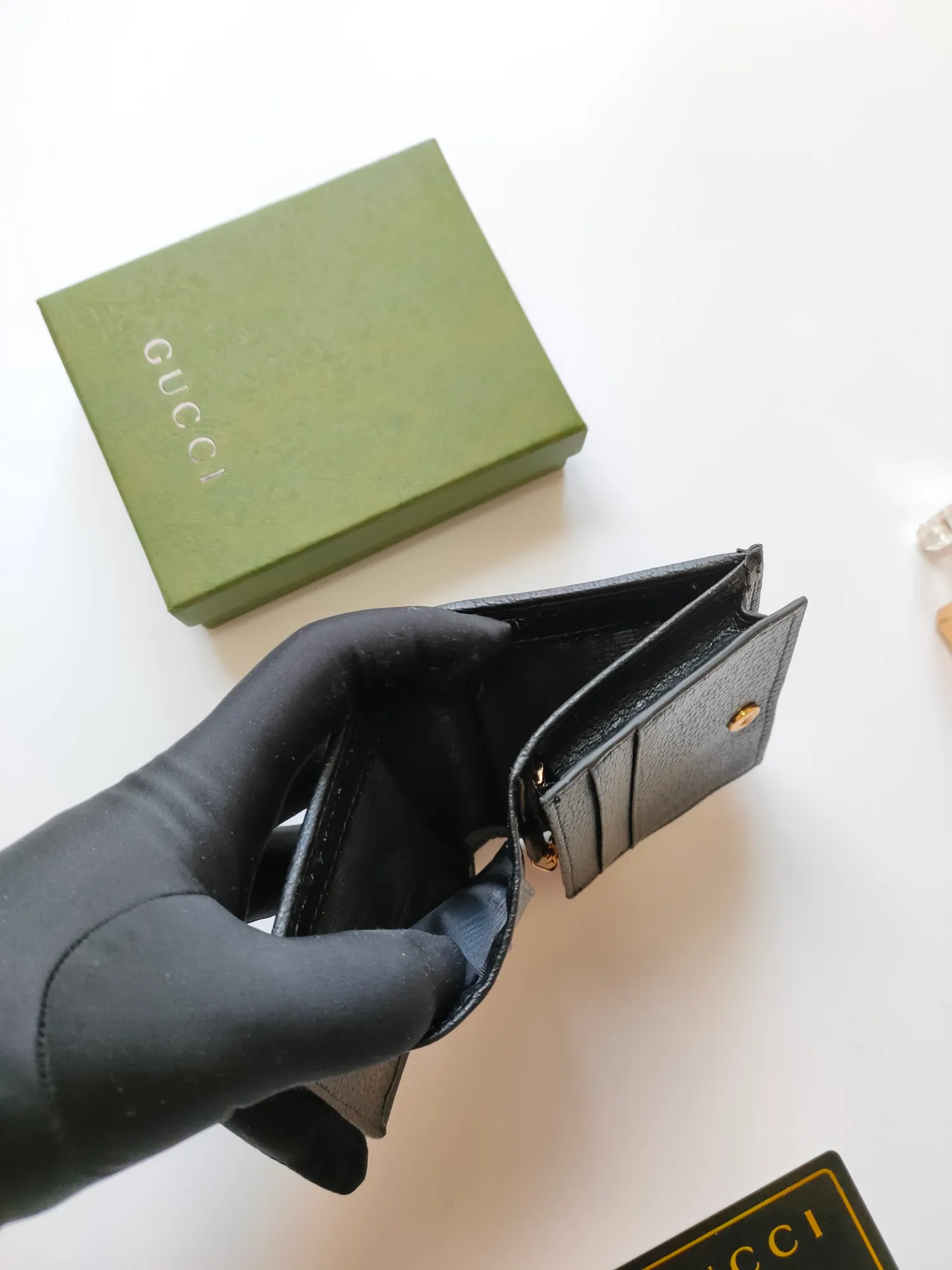 💰140💰This Gucci is made of GG Supreme high-grade artificial canvas and cowhide leather material 🐡🐡1955 Horsebit Card Holder This series adopts the same double ring and long strip design as the handbag 🐡🐡This detail is inspired by the brand’s equestrian origins 🐡🐡It is one of Gucci’s classic heritage🐡🐡It is also one of the brand’s most representative symbolic elements🐡🐡Model: 621887, size: width 11x height 8.5x side width 3cm