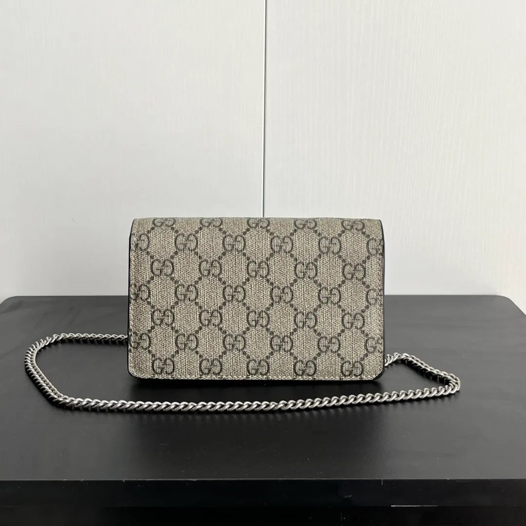 Actual shot #💰260 with box Model: 476432 Khaki Size: 16.5x10x4.5cm 𝙂𝙪𝙘𝙘𝙞 𝘿𝙞𝙤𝙣𝙮𝙨𝙪𝙨 𝙈𝙞𝙣𝙞 16.5 Xiaogujia’s entry-level small bag is recommended. It’s not worth mentioning. It’s a classic model that can be said to be the symbol of Xiaogujia. The classic mini Dionysian buckle is paired with calfskin. This bag has a very high appearance rate. It is simply a tool for daily wear and is very popular on the street❗️