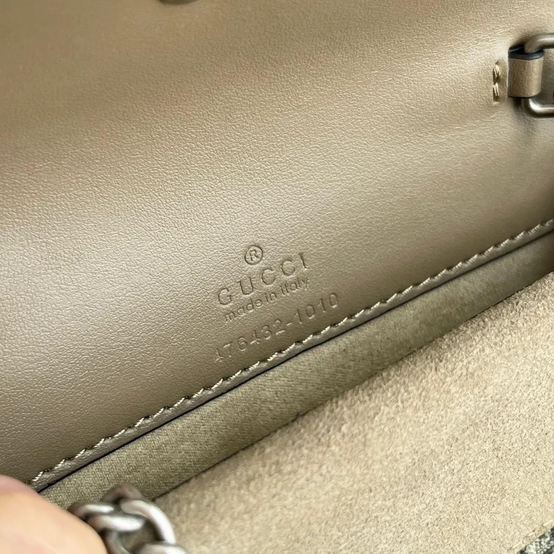 Actual shot #💰260 with box Model: 476432 Khaki Size: 16.5x10x4.5cm 𝙂𝙪𝙘𝙘𝙞 𝘿𝙞𝙤𝙣𝙮𝙨𝙪𝙨 𝙈𝙞𝙣𝙞 16.5 Xiaogujia’s entry-level small bag is recommended. It’s not worth mentioning. It’s a classic model that can be said to be the symbol of Xiaogujia. The classic mini Dionysian buckle is paired with calfskin. This bag has a very high appearance rate. It is simply a tool for daily wear and is very popular on the street❗️