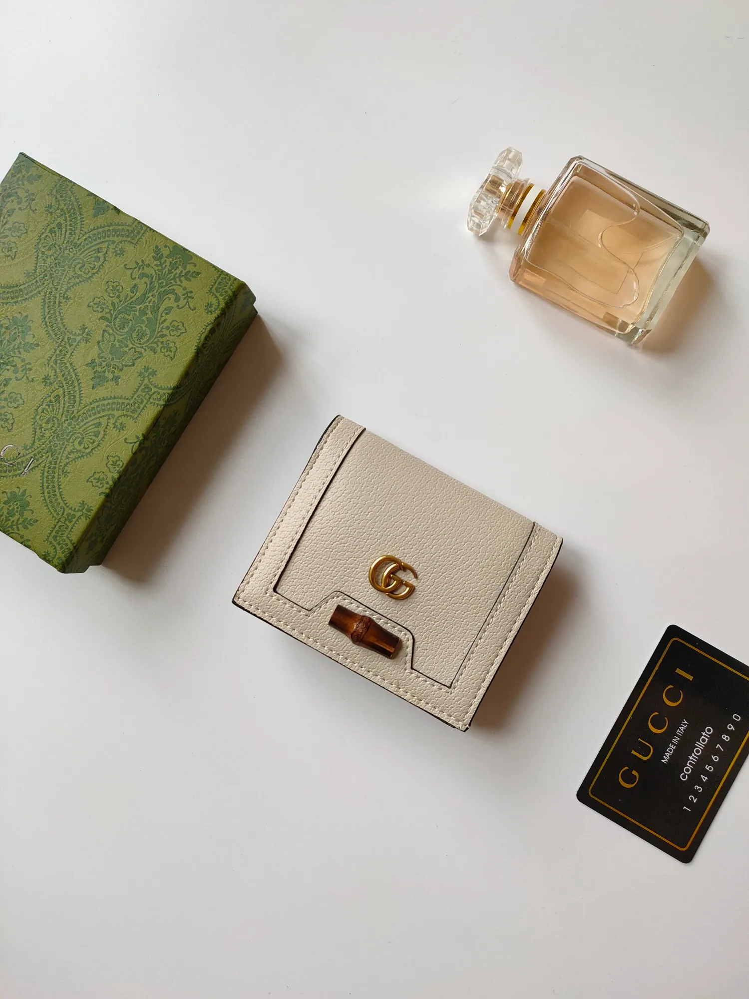 💰140💰Card holder~The wallet adopts a unique bamboo lock design, which highlights the design beauty of 𝗚𝘂𝗰𝗰𝗶, and is made of original factory calfskin! Size: 11x9x3.5cm Model: 658244