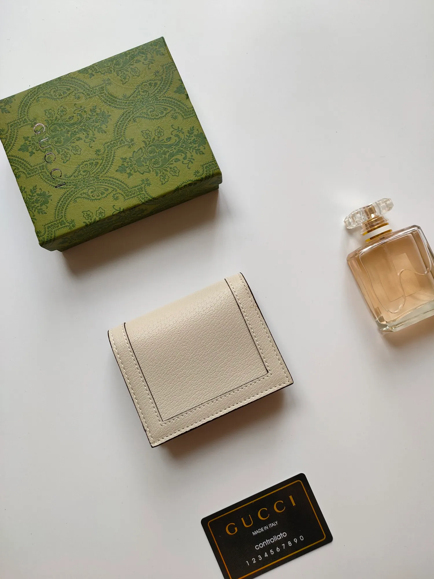 💰140💰Card holder~The wallet adopts a unique bamboo lock design, which highlights the design beauty of 𝗚𝘂𝗰𝗰𝗶, and is made of original factory calfskin! Size: 11x9x3.5cm Model: 658244