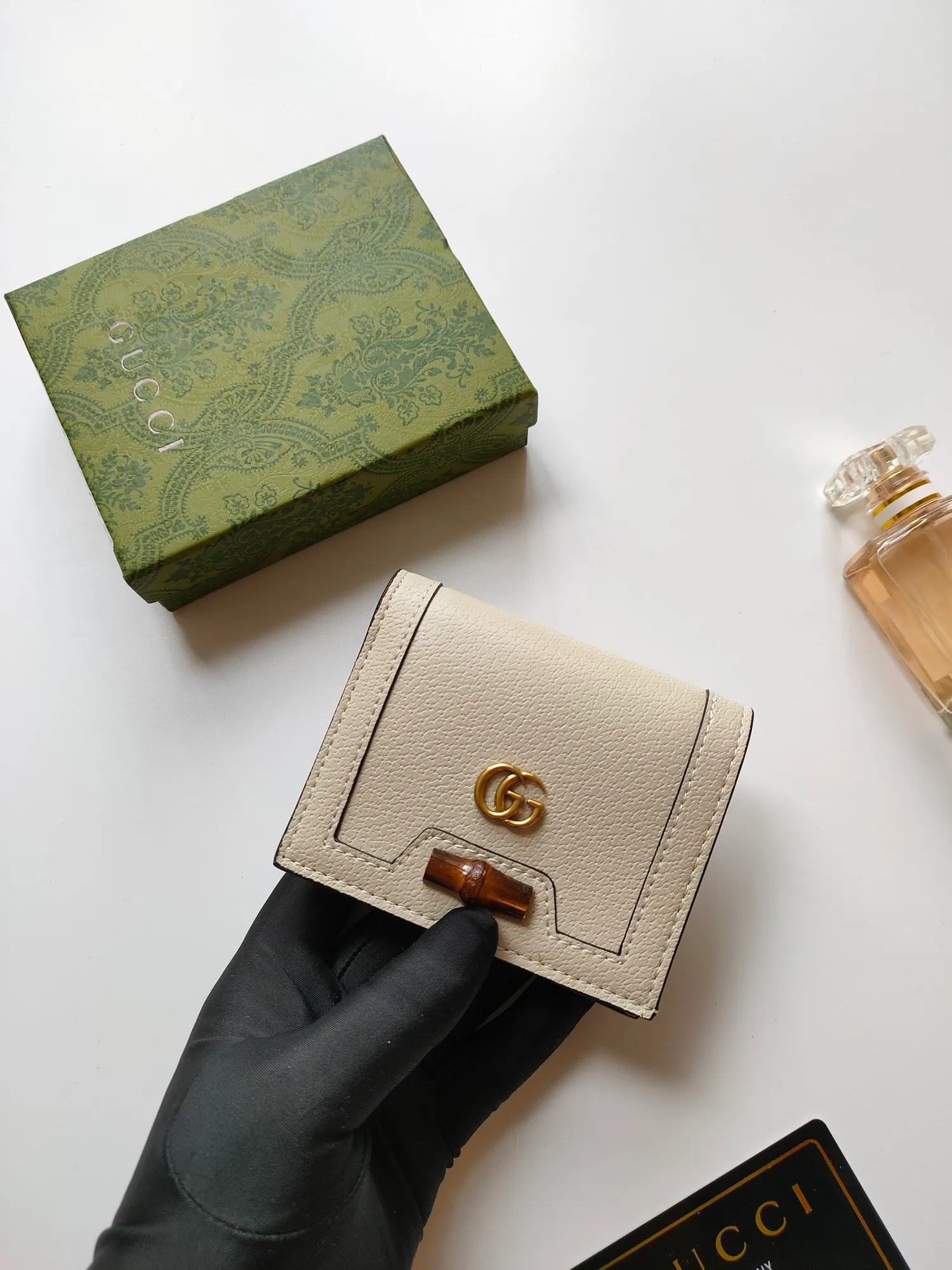 💰140💰Card holder~The wallet adopts a unique bamboo lock design, which highlights the design beauty of 𝗚𝘂𝗰𝗰𝗶, and is made of original factory calfskin! Size: 11x9x3.5cm Model: 658244
