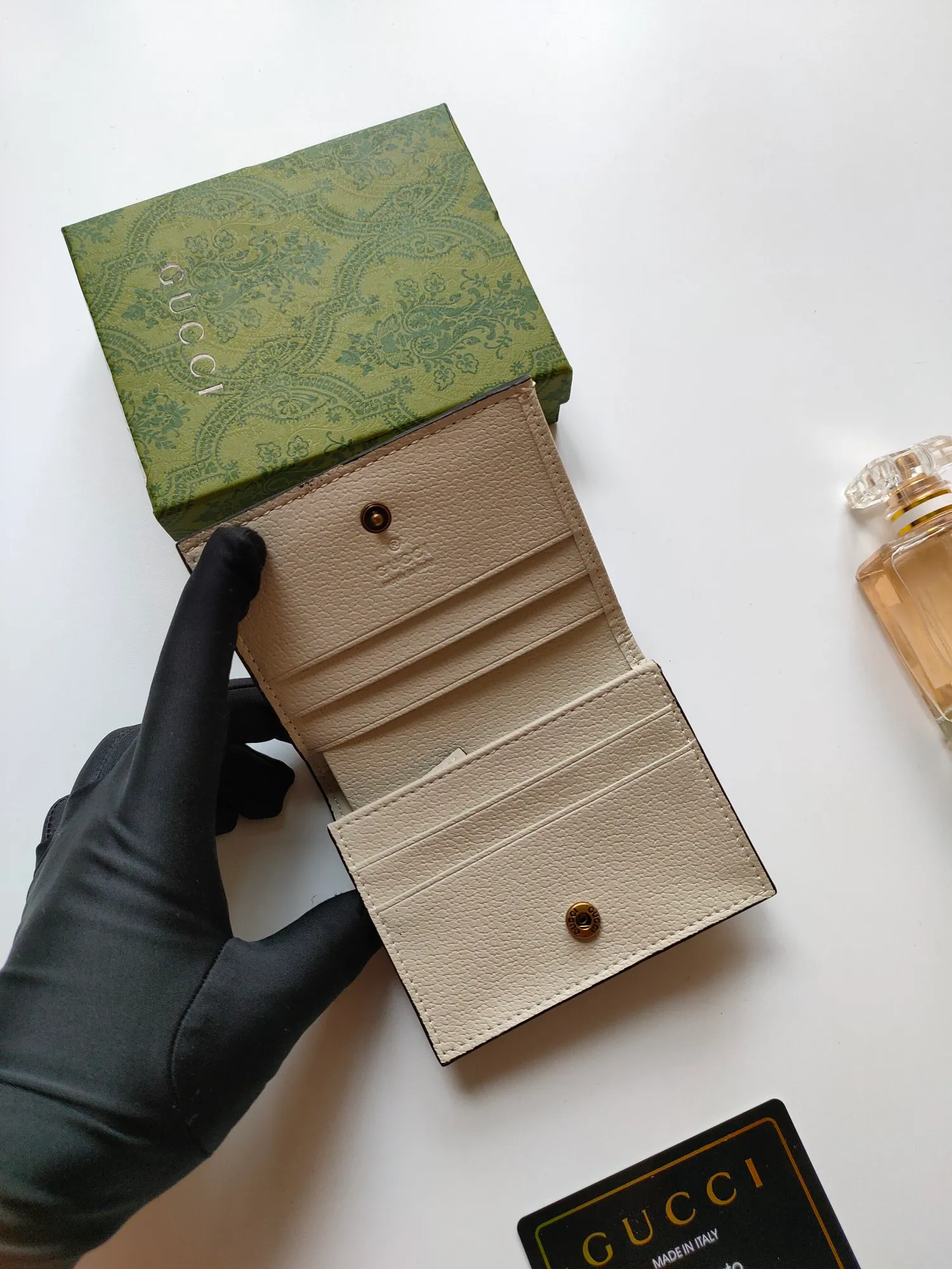 💰140💰Card holder~The wallet adopts a unique bamboo lock design, which highlights the design beauty of 𝗚𝘂𝗰𝗰𝗶, and is made of original factory calfskin! Size: 11x9x3.5cm Model: 658244