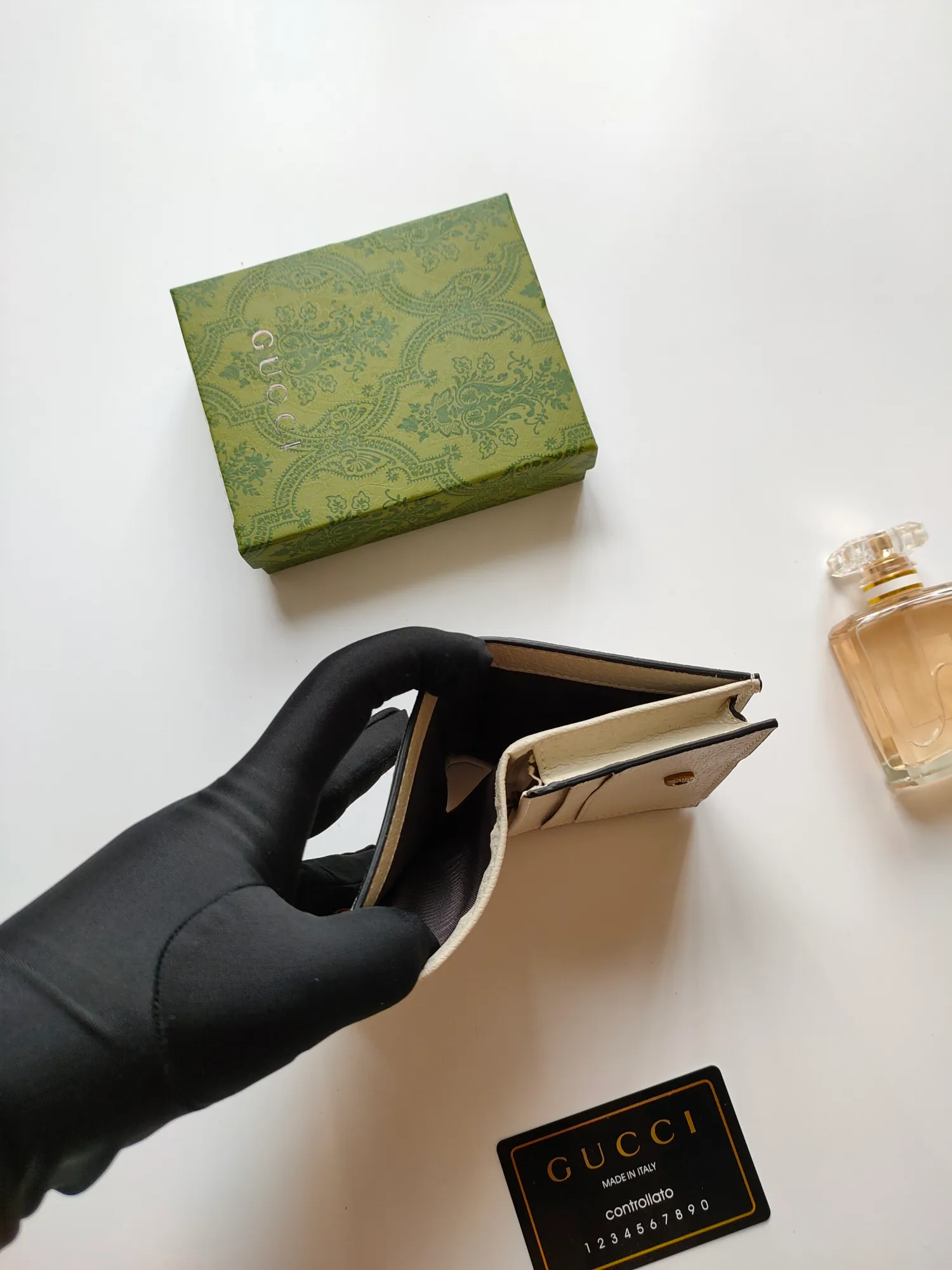 💰140💰Card holder~The wallet adopts a unique bamboo lock design, which highlights the design beauty of 𝗚𝘂𝗰𝗰𝗶, and is made of original factory calfskin! Size: 11x9x3.5cm Model: 658244