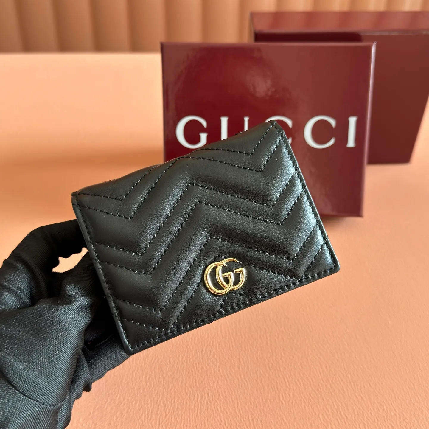 p400💋💋💋【Full set of packaging at the counter】GG Marmont series quilted card holder. Like the different shades of burgundy, Gucc's timeless designs are updated every season. Add color to the new leather goods series with a timeless and vigorous atmosphere. In this classic GG Marmont series card holder, it is presented in a vigorous manner. Quilted V-shaped leather, gold-tone hardware, moire fabric-lined Double G, five card compartments, two flat pockets, one zip pocket, one bill compartment with snap fastening. Model: 466492. Dimensions when closed: 11 (W) x 8.5 (H) x 3cm (D) Dimensions when open: 11 (W) x 17.5cm (H) Color: Black light gold/original leather. Made in Italy