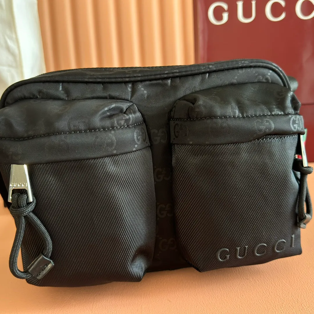 p900. 💋💋💋【With full set of original factory counter packaging】【New Product】Lightweight and durable GG nylon fabric is newly unveiled with new functions and eye-catching colors. It makes a dazzling appearance on this cross-body bag, complemented by red and green webbing details. Black GG nylon Red and green web detail Tonal Gucci logo Black nylon lining Interior: 1 padded compartment Outside: 2 zip pockets Handle height: 8 cm Adjustable shoulder strap (can be adjusted from 85 cm to 120 cm) Zip closure Ident.: 834475. Dimensions: 37cm (width) x 23cm (height) x 10cm (depth) Weight: approx. 0.5kg Color: black nylon cloth. Made in Italy