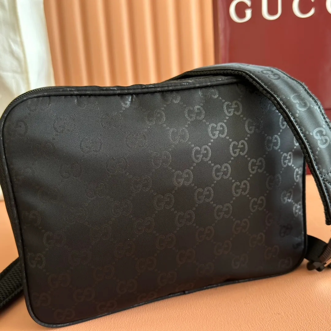 p900. 💋💋💋【With full set of original factory counter packaging】【New Product】Lightweight and durable GG nylon fabric is newly unveiled with new functions and eye-catching colors. It makes a dazzling appearance on this cross-body bag, complemented by red and green webbing details. Black GG nylon Red and green web detail Tonal Gucci logo Black nylon lining Interior: 1 padded compartment Outside: 2 zip pockets Handle height: 8 cm Adjustable shoulder strap (can be adjusted from 85 cm to 120 cm) Zip closure Ident.: 834475. Dimensions: 37cm (width) x 23cm (height) x 10cm (depth) Weight: approx. 0.5kg Color: black nylon cloth. Made in Italy