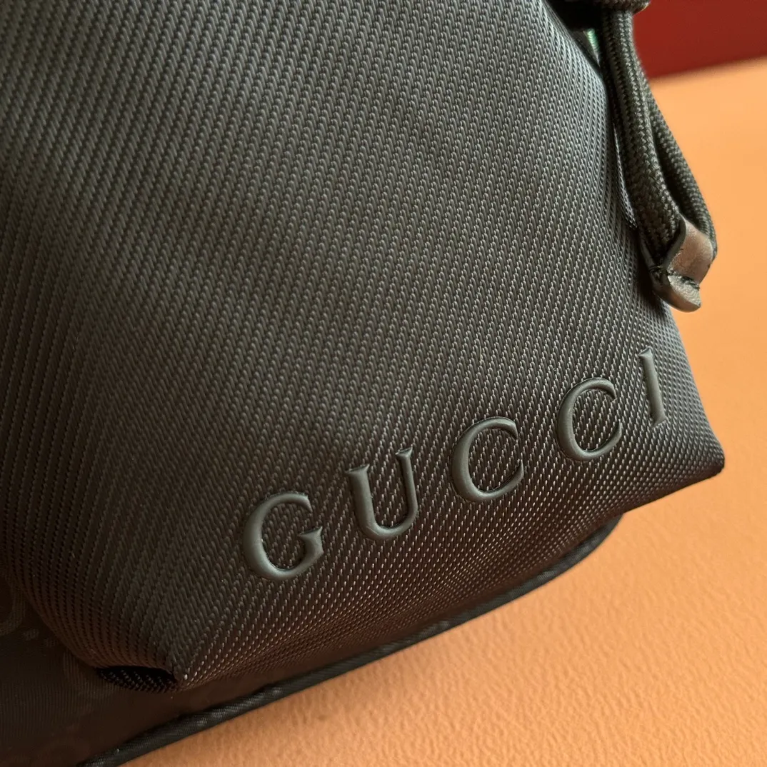 p900. 💋💋💋【With full set of original factory counter packaging】【New Product】Lightweight and durable GG nylon fabric is newly unveiled with new functions and eye-catching colors. It makes a dazzling appearance on this cross-body bag, complemented by red and green webbing details. Black GG nylon Red and green web detail Tonal Gucci logo Black nylon lining Interior: 1 padded compartment Outside: 2 zip pockets Handle height: 8 cm Adjustable shoulder strap (can be adjusted from 85 cm to 120 cm) Zip closure Ident.: 834475. Dimensions: 37cm (width) x 23cm (height) x 10cm (depth) Weight: approx. 0.5kg Color: black nylon cloth. Made in Italy