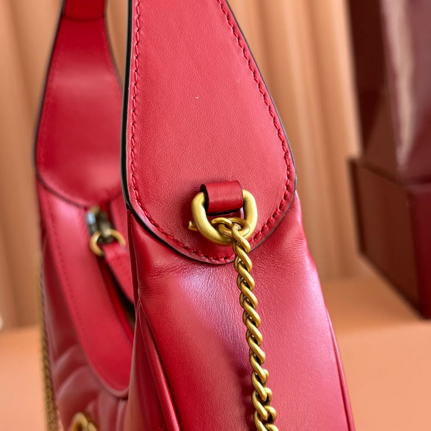 p1120. 📣📣📣【Original leather accessories🌈 Equipped with full counter packaging】🔥🔥This mini handbag adopts a crescent-shaped outline and textured black leather material, exuding a strong retro style. Retro elements are combined with archival designs or fashionable details to present a new design that transcends the limitations of time and space. The brand's deep fascination with its past is evident at every turn, and this compact accessory is no exception. Made of soft natural grained cowhide from the counter and high-end smooth shiny bronze hardware from the market. Model number: 699514 Size: 21x11x5cm Color: red leather