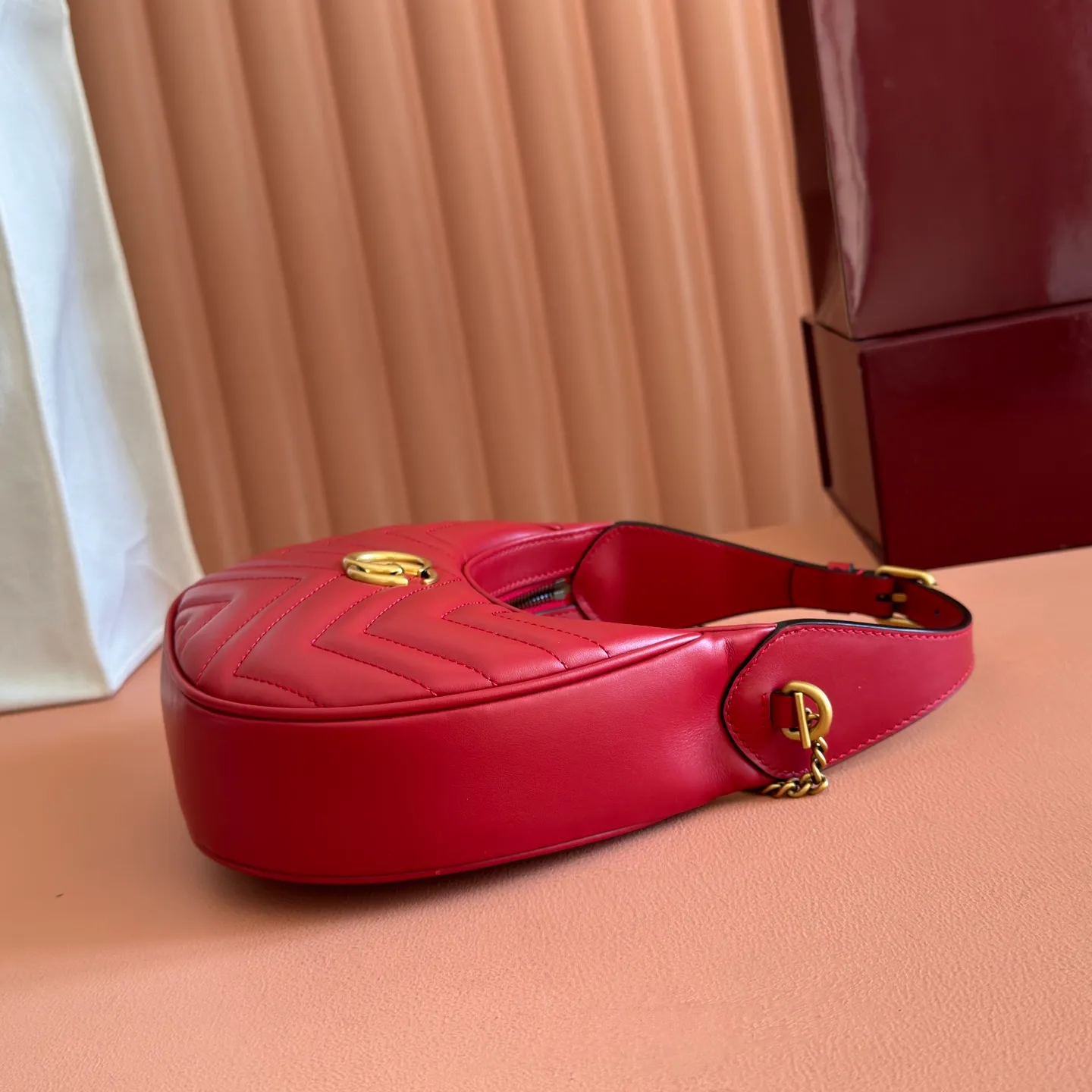 p1120. 📣📣📣【Original leather accessories🌈 Equipped with full counter packaging】🔥🔥This mini handbag adopts a crescent-shaped outline and textured black leather material, exuding a strong retro style. Retro elements are combined with archival designs or fashionable details to present a new design that transcends the limitations of time and space. The brand's deep fascination with its past is evident at every turn, and this compact accessory is no exception. Made of soft natural grained cowhide from the counter and high-end smooth shiny bronze hardware from the market. Model number: 699514 Size: 21x11x5cm Color: red leather