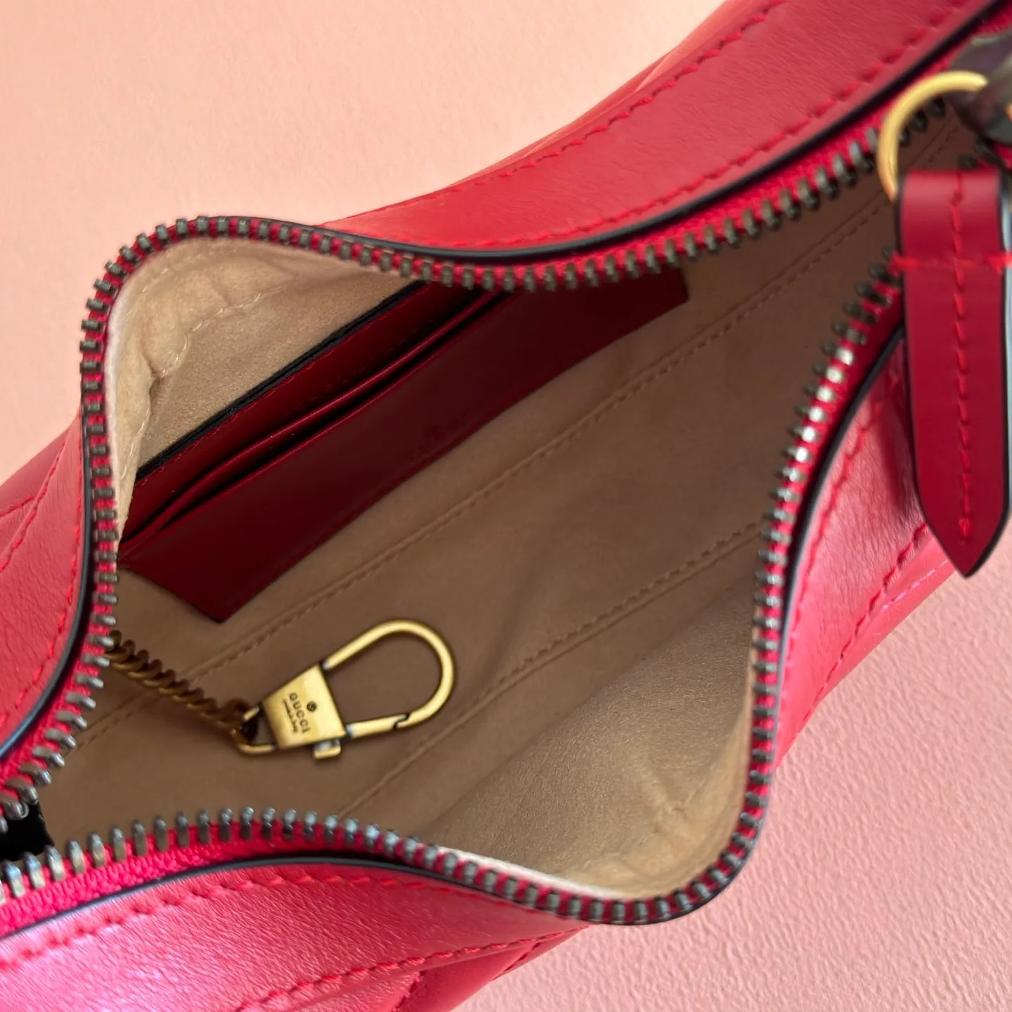 p1120. 📣📣📣【Original leather accessories🌈 Equipped with full counter packaging】🔥🔥This mini handbag adopts a crescent-shaped outline and textured black leather material, exuding a strong retro style. Retro elements are combined with archival designs or fashionable details to present a new design that transcends the limitations of time and space. The brand's deep fascination with its past is evident at every turn, and this compact accessory is no exception. Made of soft natural grained cowhide from the counter and high-end smooth shiny bronze hardware from the market. Model number: 699514 Size: 21x11x5cm Color: red leather