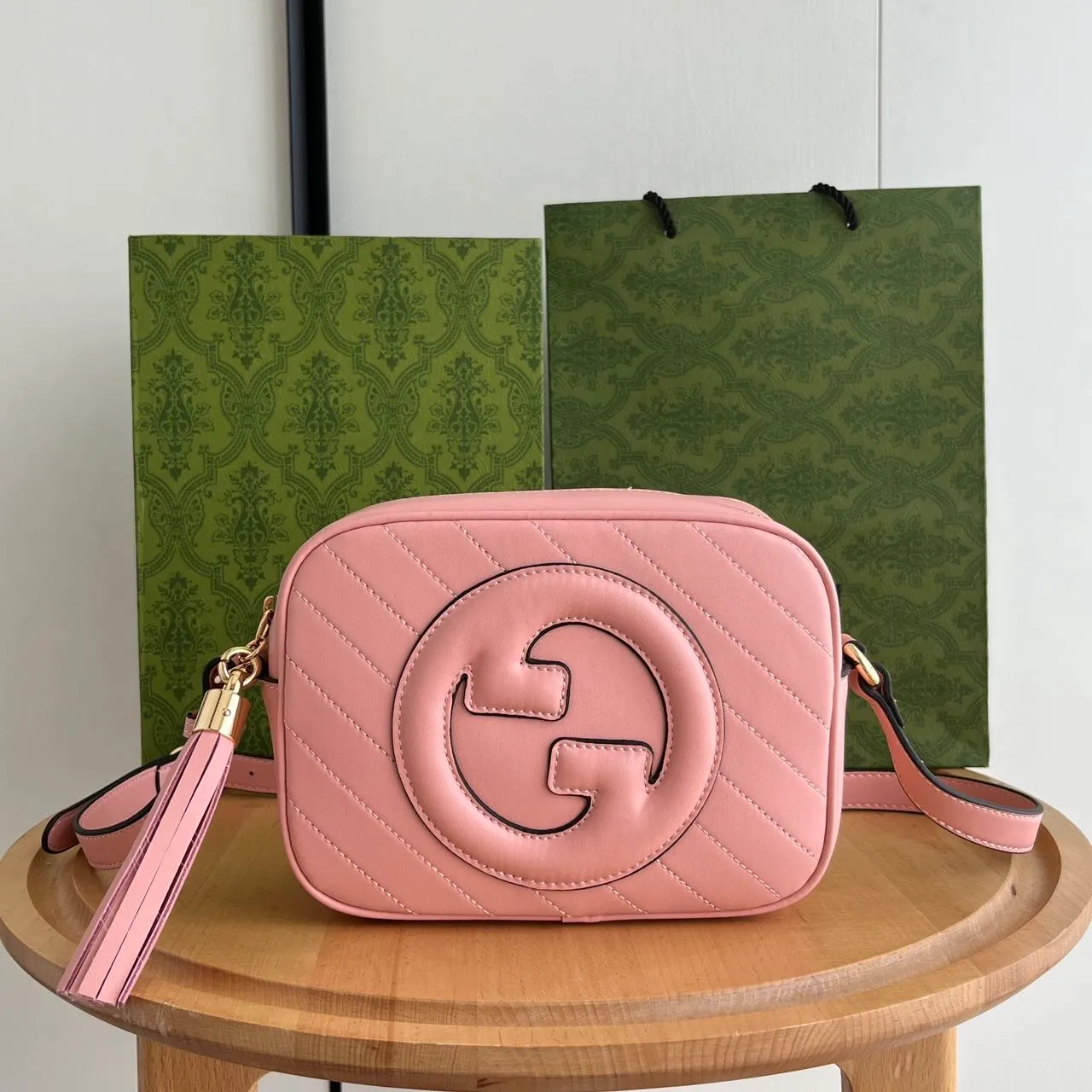 Actual shot 💰260 𝐆𝐮𝐜𝐜𝐢 𝐁𝐥𝐨𝐧𝐝𝐢𝐞Camera bag Model: 742360 first-layer cowhide Size: 21*15.5*5.5cm The new upgraded style is more attractive! The capacity is adequate ~ the shoulder straps are adjustable