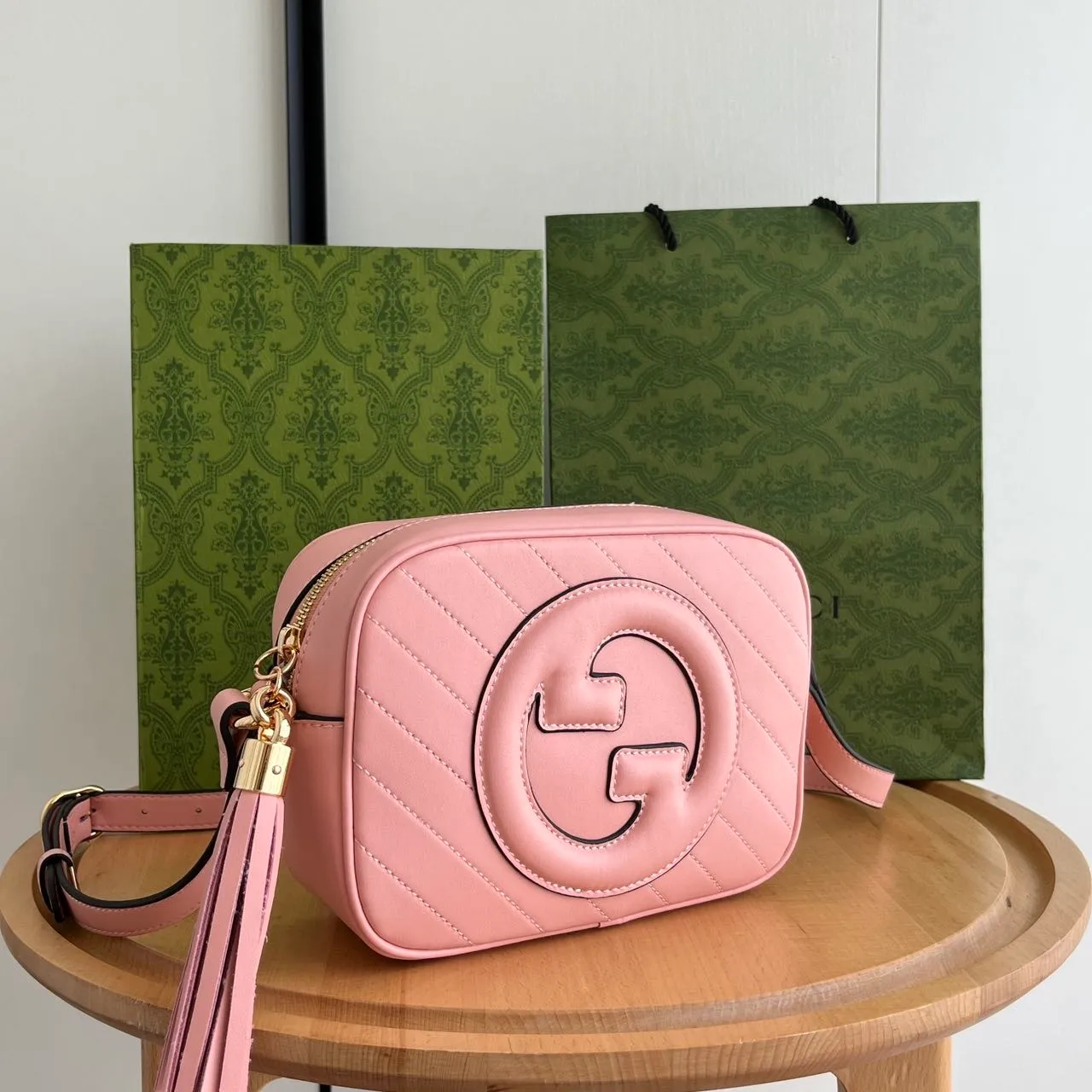 Actual shot 💰260 𝐆𝐮𝐜𝐜𝐢 𝐁𝐥𝐨𝐧𝐝𝐢𝐞Camera bag Model: 742360 first-layer cowhide Size: 21*15.5*5.5cm The new upgraded style is more attractive! The capacity is adequate ~ the shoulder straps are adjustable
