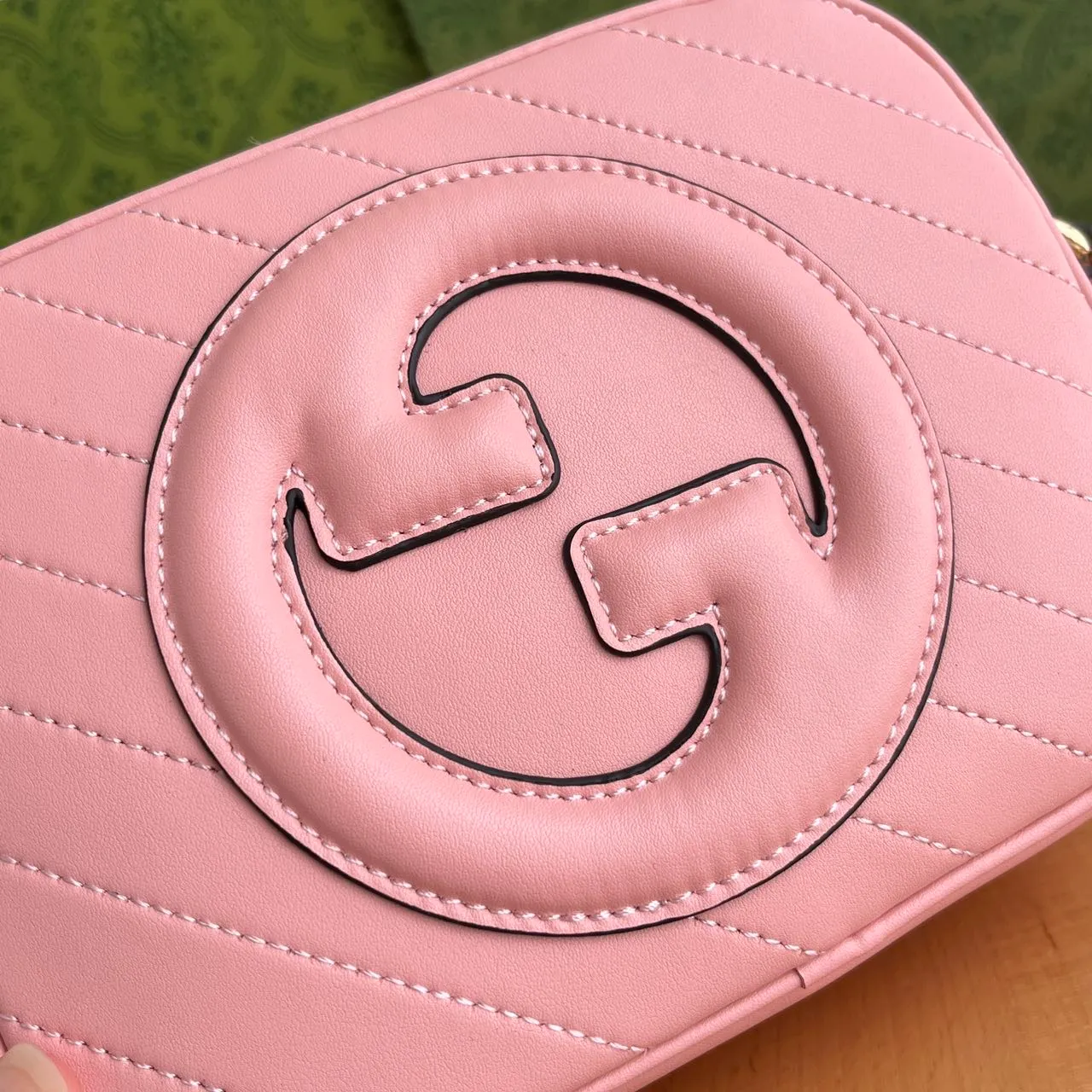Actual shot 💰260 𝐆𝐮𝐜𝐜𝐢 𝐁𝐥𝐨𝐧𝐝𝐢𝐞Camera bag Model: 742360 first-layer cowhide Size: 21*15.5*5.5cm The new upgraded style is more attractive! The capacity is adequate ~ the shoulder straps are adjustable
