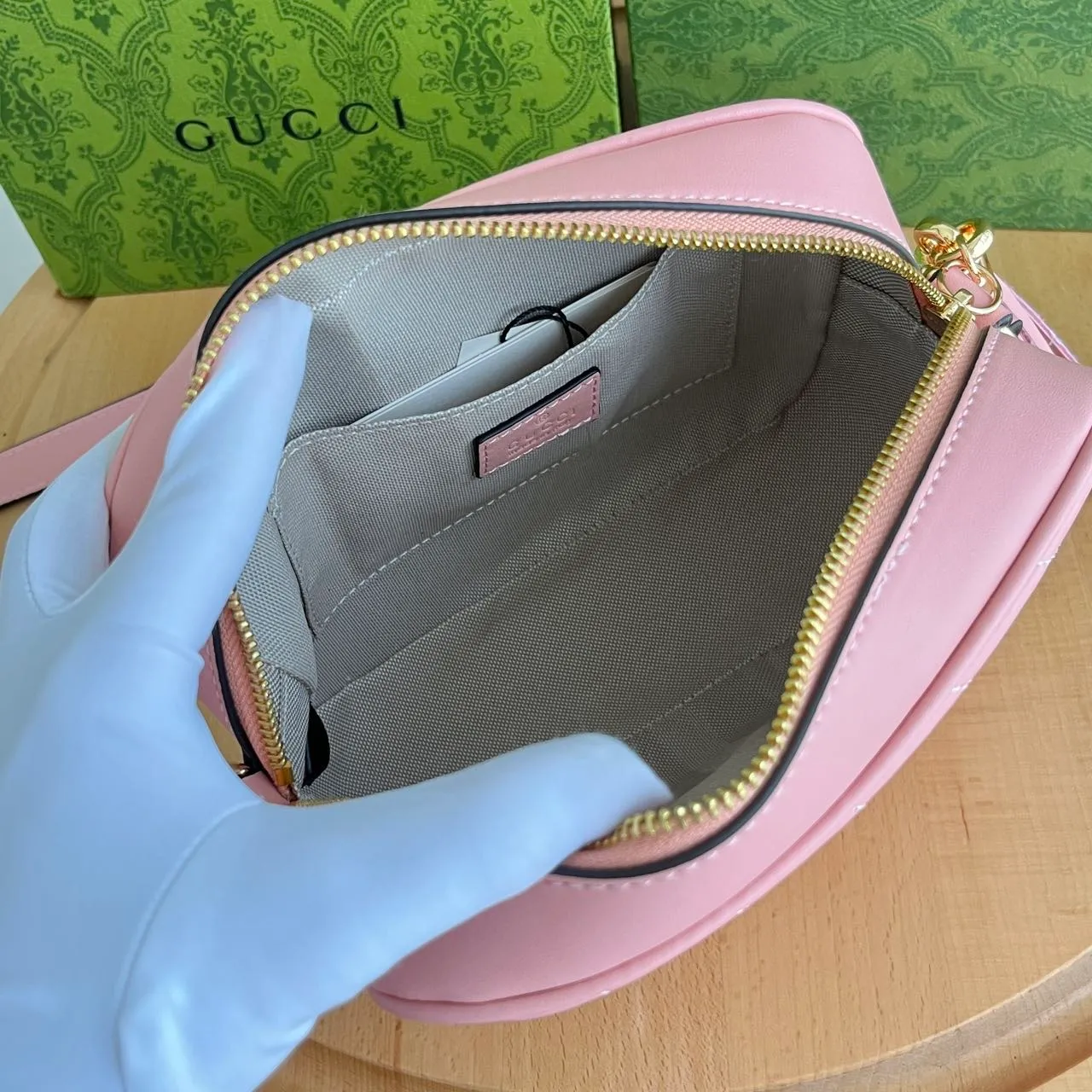 Actual shot 💰260 𝐆𝐮𝐜𝐜𝐢 𝐁𝐥𝐨𝐧𝐝𝐢𝐞Camera bag Model: 742360 first-layer cowhide Size: 21*15.5*5.5cm The new upgraded style is more attractive! The capacity is adequate ~ the shoulder straps are adjustable