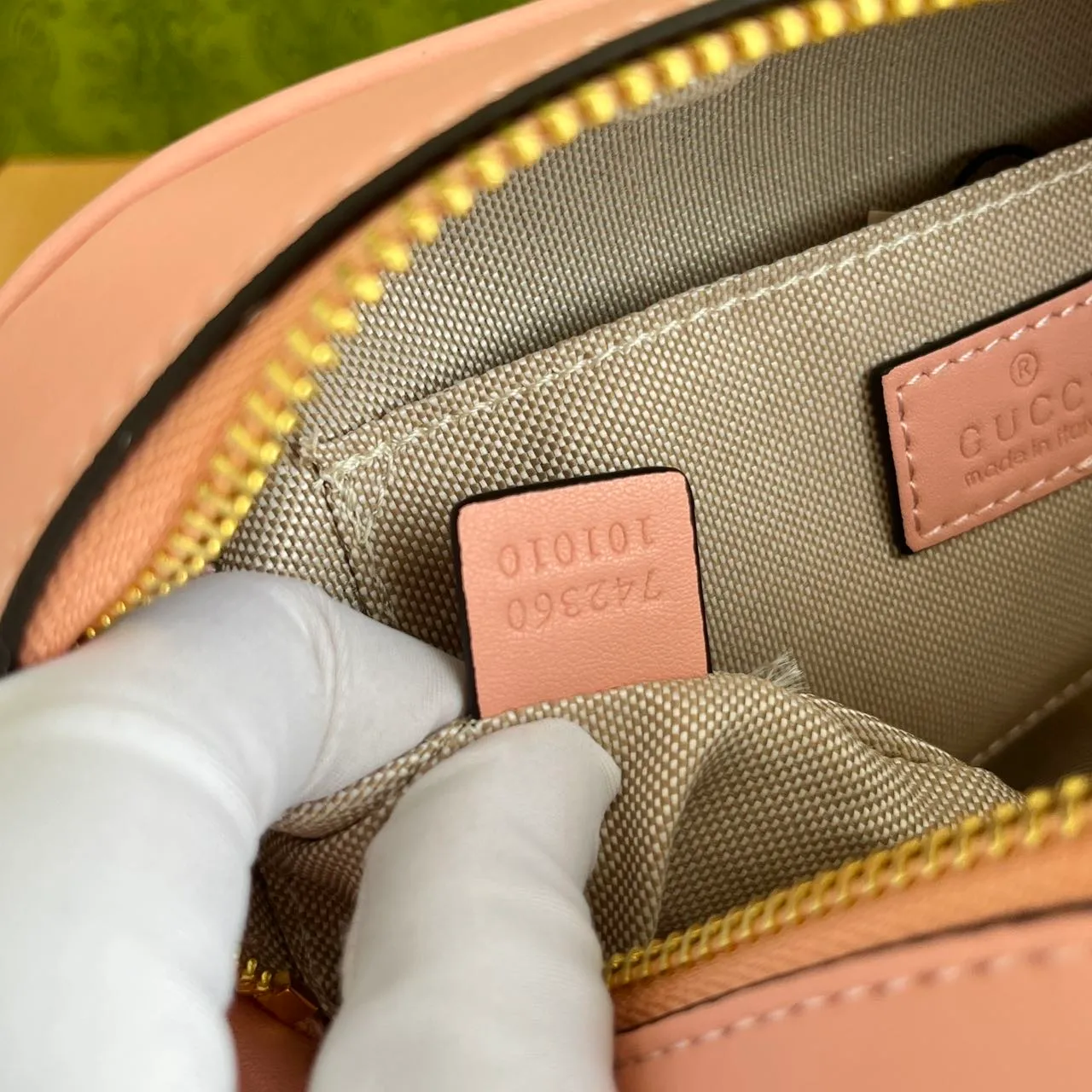 Actual shot 💰260 𝐆𝐮𝐜𝐜𝐢 𝐁𝐥𝐨𝐧𝐝𝐢𝐞Camera bag Model: 742360 first-layer cowhide Size: 21*15.5*5.5cm The new upgraded style is more attractive! The capacity is adequate ~ the shoulder straps are adjustable