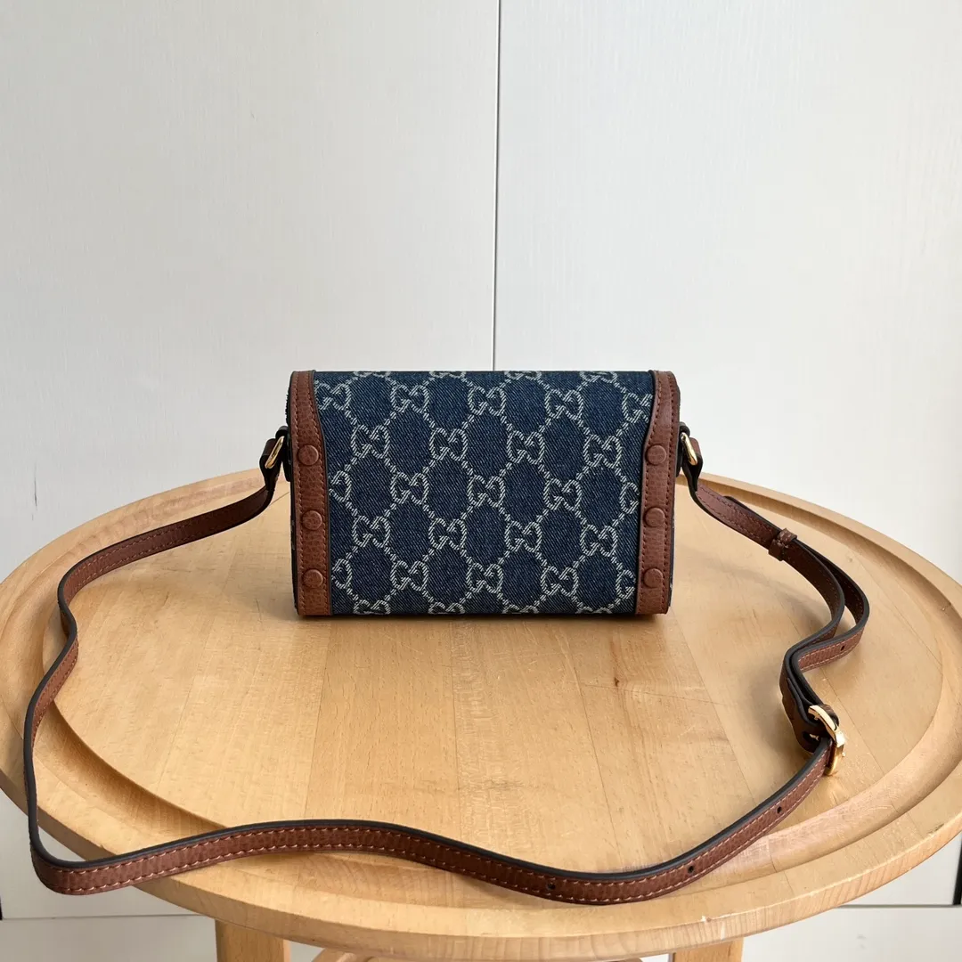 Actual shot #💰260 Model: 699296 blue denim Size: 18x12x5cm 𝐆𝐮𝐜𝐜𝐢 𝟏𝟗𝟓𝟓 𝐇𝐨𝐫𝐬𝐞𝐛𝐢𝐭 𝐌𝐢𝐧𝐢 Another masterpiece in the Horsebit 1955 series! The horizontal mobile phone bag looks great too! It can be used for large-screen mobile phones. Compared with the vertical version, it may be more convenient to use~ It can be carried in spring, summer, autumn and winter without choosing an outfit👍