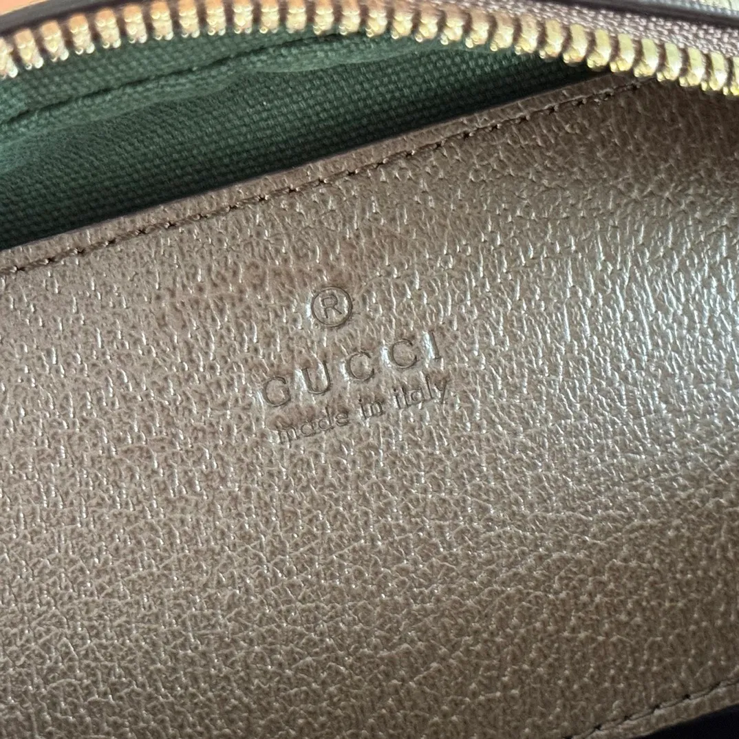 p960. 💋💋💋"With full set of original counter packaging" [New Product] Inspired by Gucci's iconic travel bag silhouette, the brand launched the Mini GG handbag. This handbag is crafted from soft GG presbyopic canvas and is equipped with web handles and a detachable shoulder strap. It reinterprets the brand's classic elements and pays homage to Gucci's proud travel tradition. Beige and dark brown GG monogram coated fabric Dark brown leather piping Light gold tone hardware Green linen cotton blend lining Carry handles (10cm high) Removable and adjustable leather shoulder strap (50cm high; Length: 101.5cm) Model: 859975. Dimensions: 20cm (W) x 13cm (H) x 13cm (D) Weight: approx. 0.4kg Colour: Brown/PVC. Made in Italy