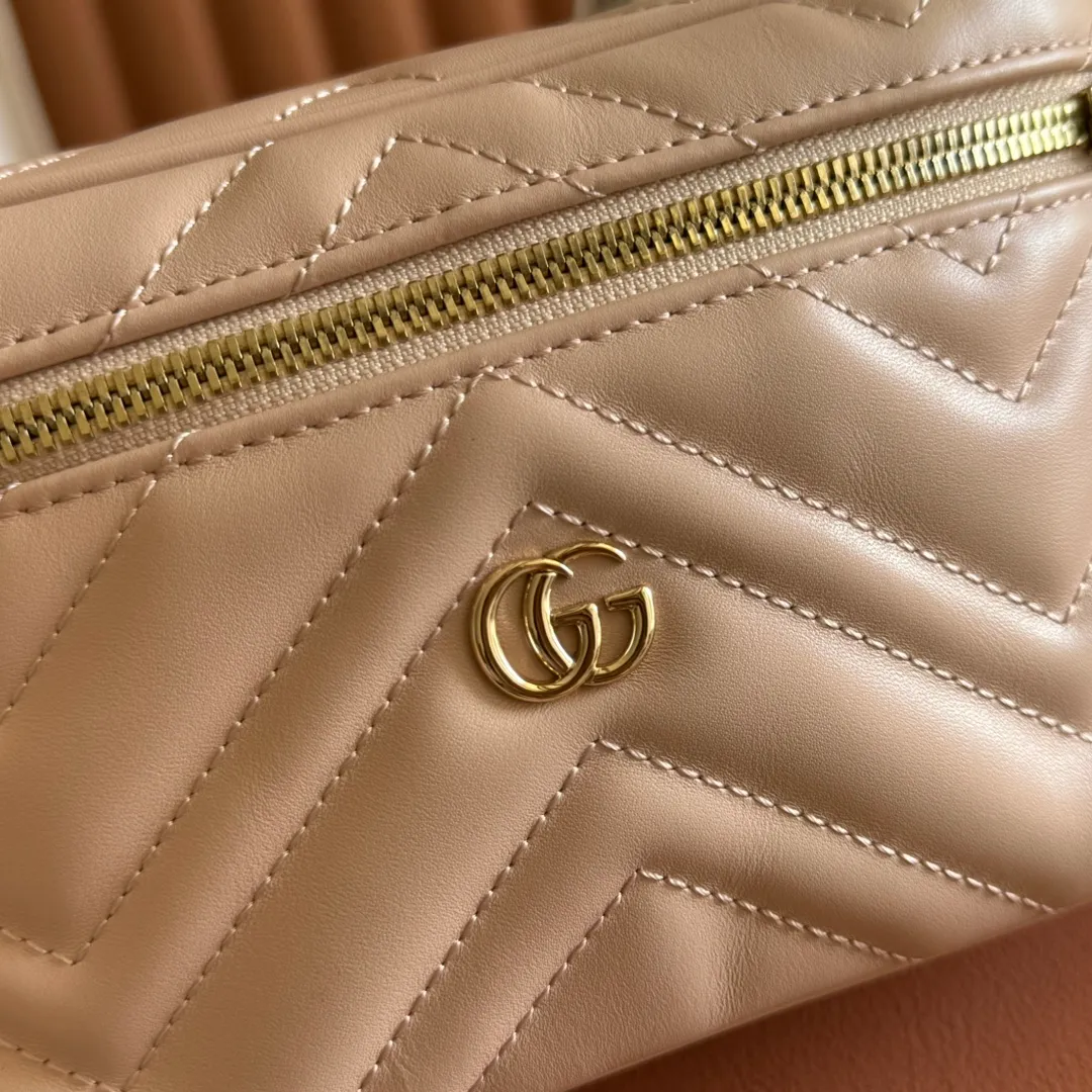 p1100💋💋💋 Comes with a full set of original counter packaging [New Product] The brand's iconic GG Marmont series launches a variety of modern fashion bags. This chain makeup bag is embellished with the brand's archive logo, which debuted in the 1970s. Black quilted V-shaped calfskin Leather Light gold tone hardware Black taffeta lining Double G Carrying handle (6cm high) Detachable chain shoulder strap (55cm high) Zip closure Ident: 837454. Dimensions: 19cm (width) x 11.5cm (height) x 9cm (depth) Weight: approximately 395g Color: pink full leather. Made in Italy