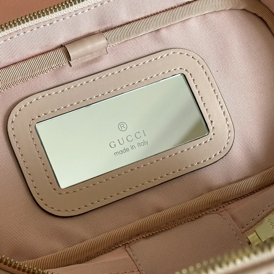 p1100💋💋💋 Comes with a full set of original counter packaging [New Product] The brand's iconic GG Marmont series launches a variety of modern fashion bags. This chain makeup bag is embellished with the brand's archive logo, which debuted in the 1970s. Black quilted V-shaped calfskin Leather Light gold tone hardware Black taffeta lining Double G Carrying handle (6cm high) Detachable chain shoulder strap (55cm high) Zip closure Ident: 837454. Dimensions: 19cm (width) x 11.5cm (height) x 9cm (depth) Weight: approximately 395g Color: pink full leather. Made in Italy