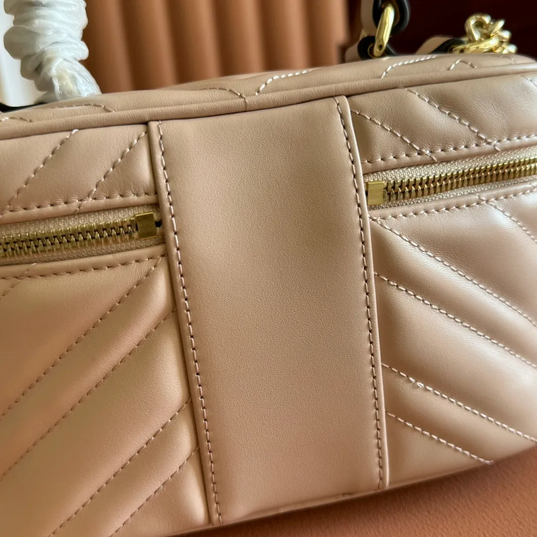 p1100💋💋💋 Comes with a full set of original counter packaging [New Product] The brand's iconic GG Marmont series launches a variety of modern fashion bags. This chain makeup bag is embellished with the brand's archive logo, which debuted in the 1970s. Black quilted V-shaped calfskin Leather Light gold tone hardware Black taffeta lining Double G Carrying handle (6cm high) Detachable chain shoulder strap (55cm high) Zip closure Ident: 837454. Dimensions: 19cm (width) x 11.5cm (height) x 9cm (depth) Weight: approximately 395g Color: pink full leather. Made in Italy
