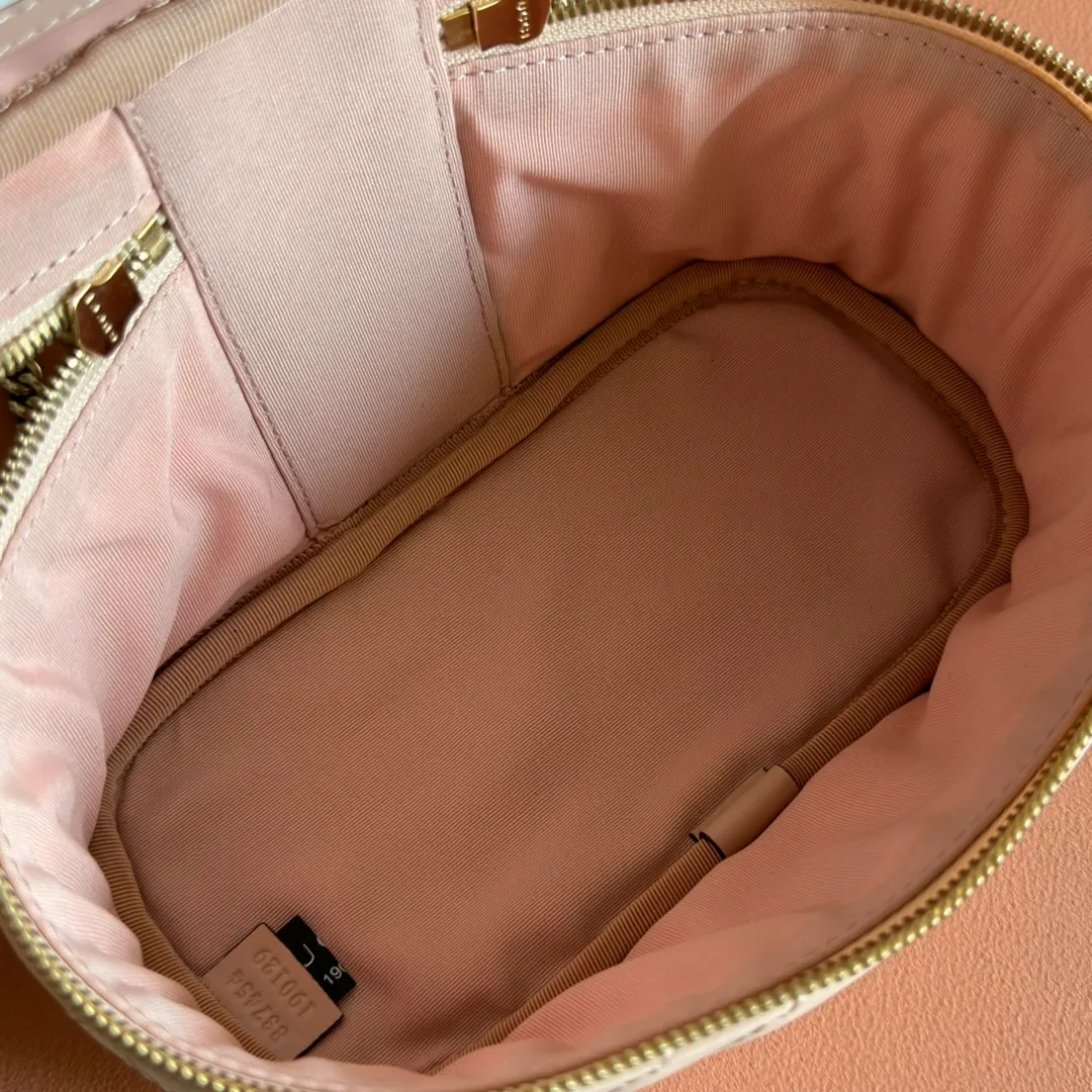 p1100💋💋💋 Comes with a full set of original counter packaging [New Product] The brand's iconic GG Marmont series launches a variety of modern fashion bags. This chain makeup bag is embellished with the brand's archive logo, which debuted in the 1970s. Black quilted V-shaped calfskin Leather Light gold tone hardware Black taffeta lining Double G Carrying handle (6cm high) Detachable chain shoulder strap (55cm high) Zip closure Ident: 837454. Dimensions: 19cm (width) x 11.5cm (height) x 9cm (depth) Weight: approximately 395g Color: pink full leather. Made in Italy